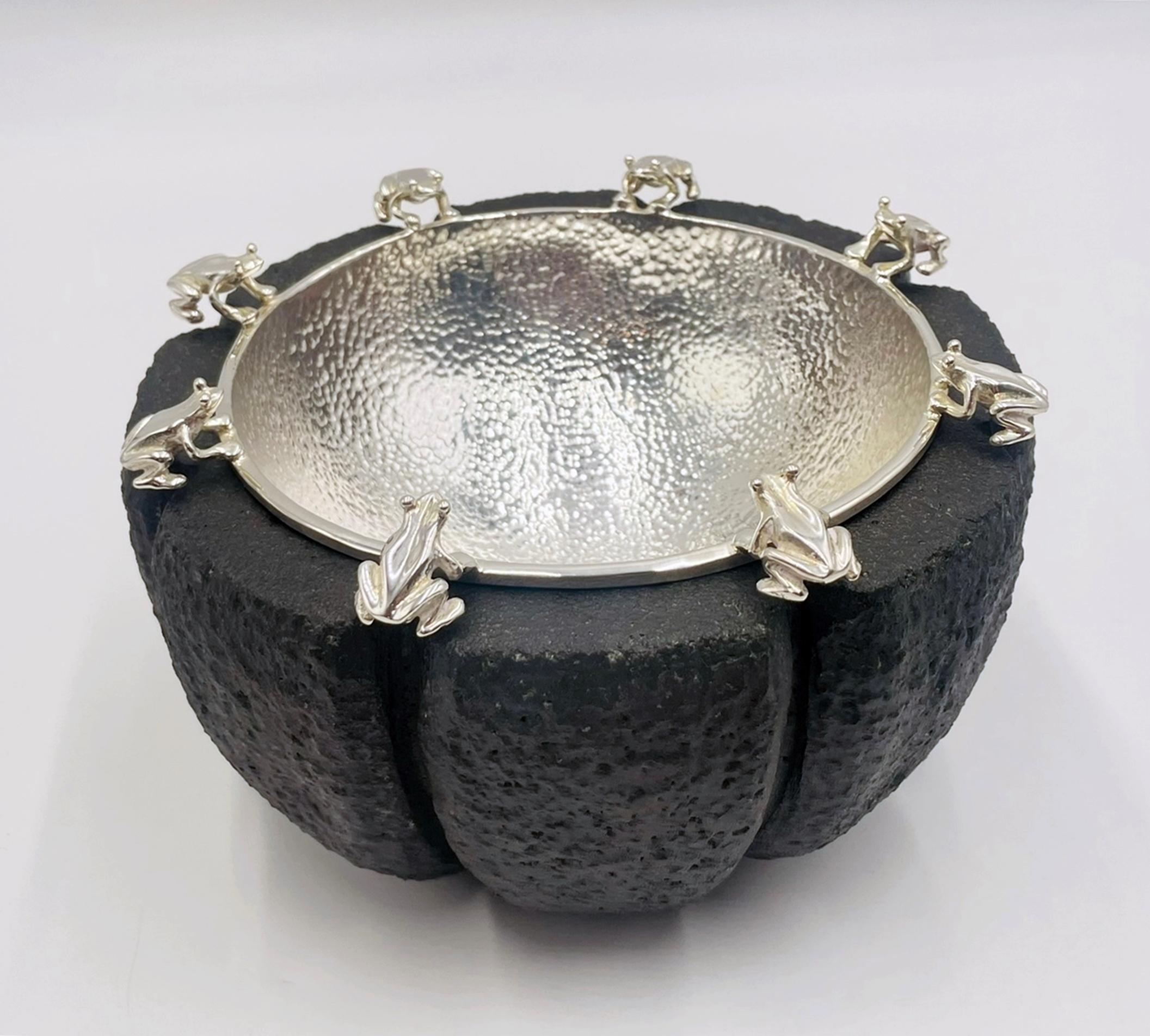 Emilia Castillo Schale aus Silber mit Froschmotiv auf Sockel aus Vulkangestein, mexikanische Moderne (Handgefertigt) im Angebot