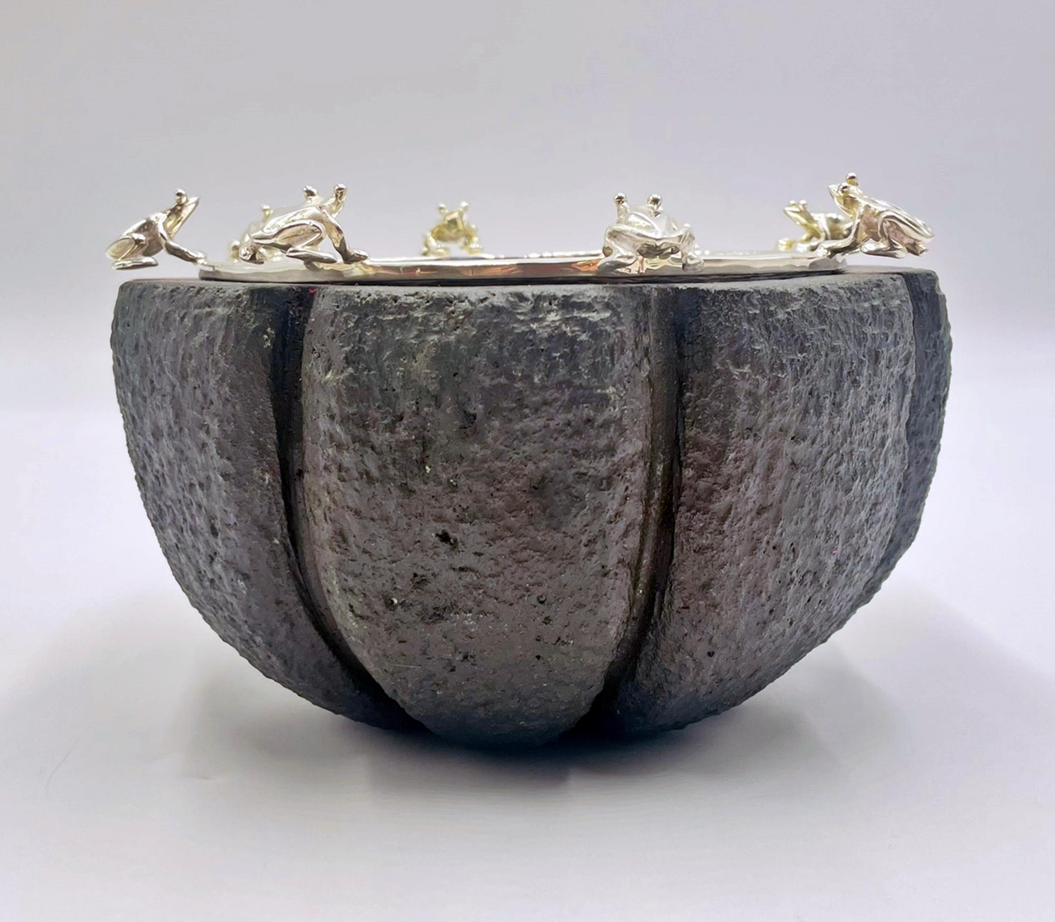 Emilia Castillo Schale aus Silber mit Froschmotiv auf Sockel aus Vulkangestein, mexikanische Moderne (Ende des 20. Jahrhunderts) im Angebot
