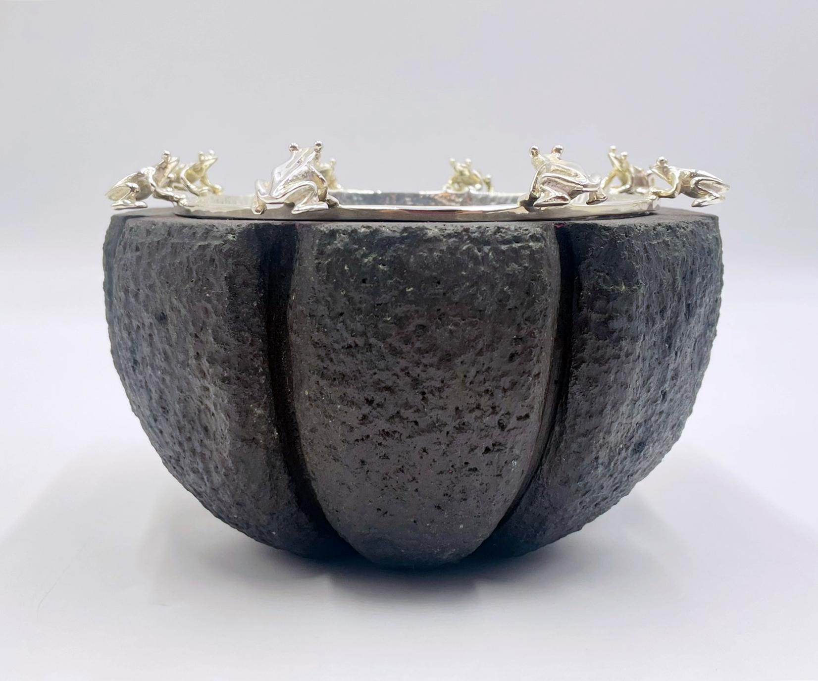 Emilia Castillo Schale aus Silber mit Froschmotiv auf Sockel aus Vulkangestein, mexikanische Moderne (Versilberung) im Angebot