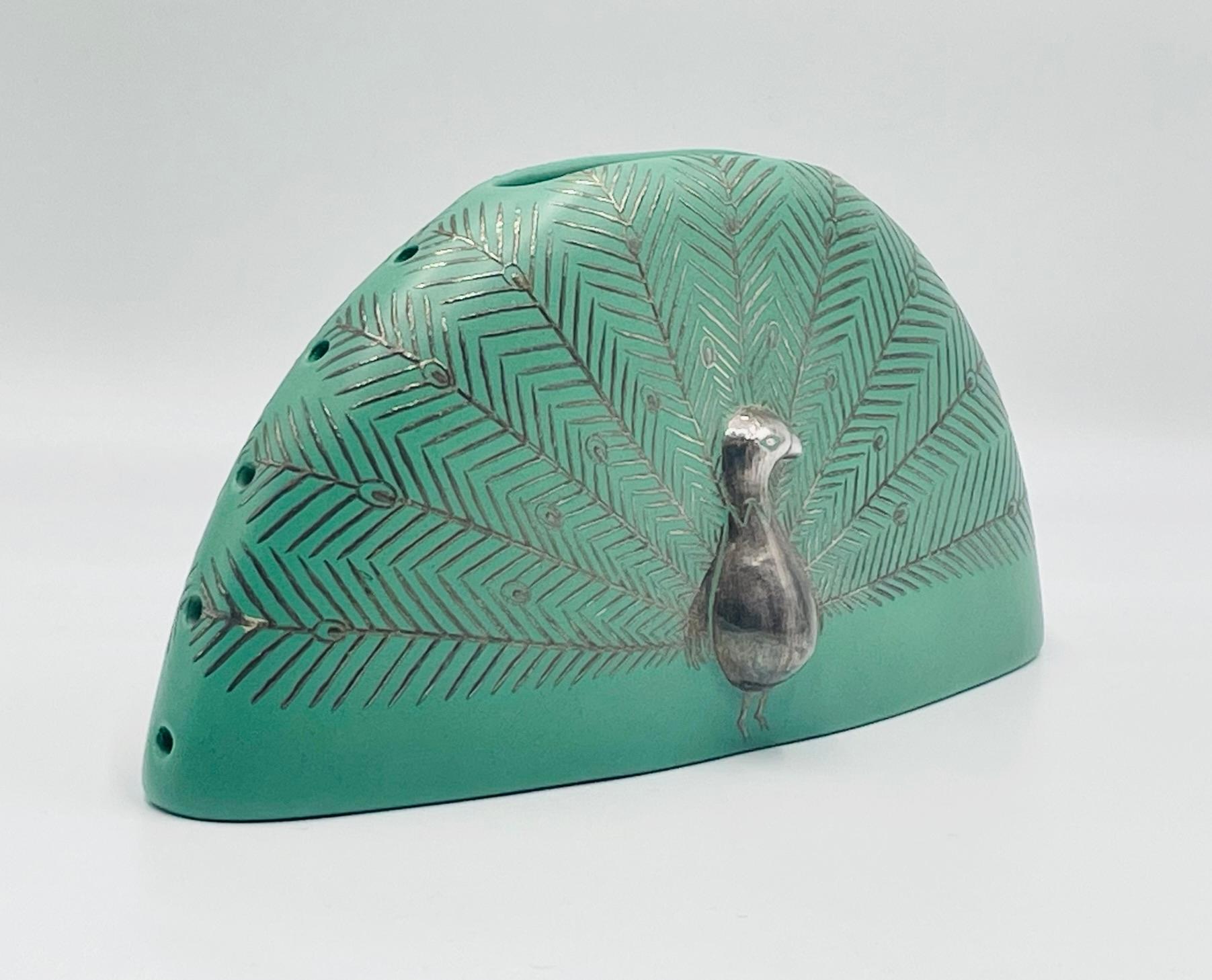 Organique Vase paon en porcelaine verte et argent d'Emilia Castillo, Taxco Mexico, 1998 en vente