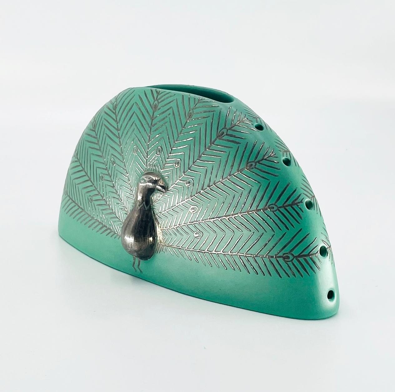 Mexicain Vase paon en porcelaine verte et argent d'Emilia Castillo, Taxco Mexico, 1998 en vente