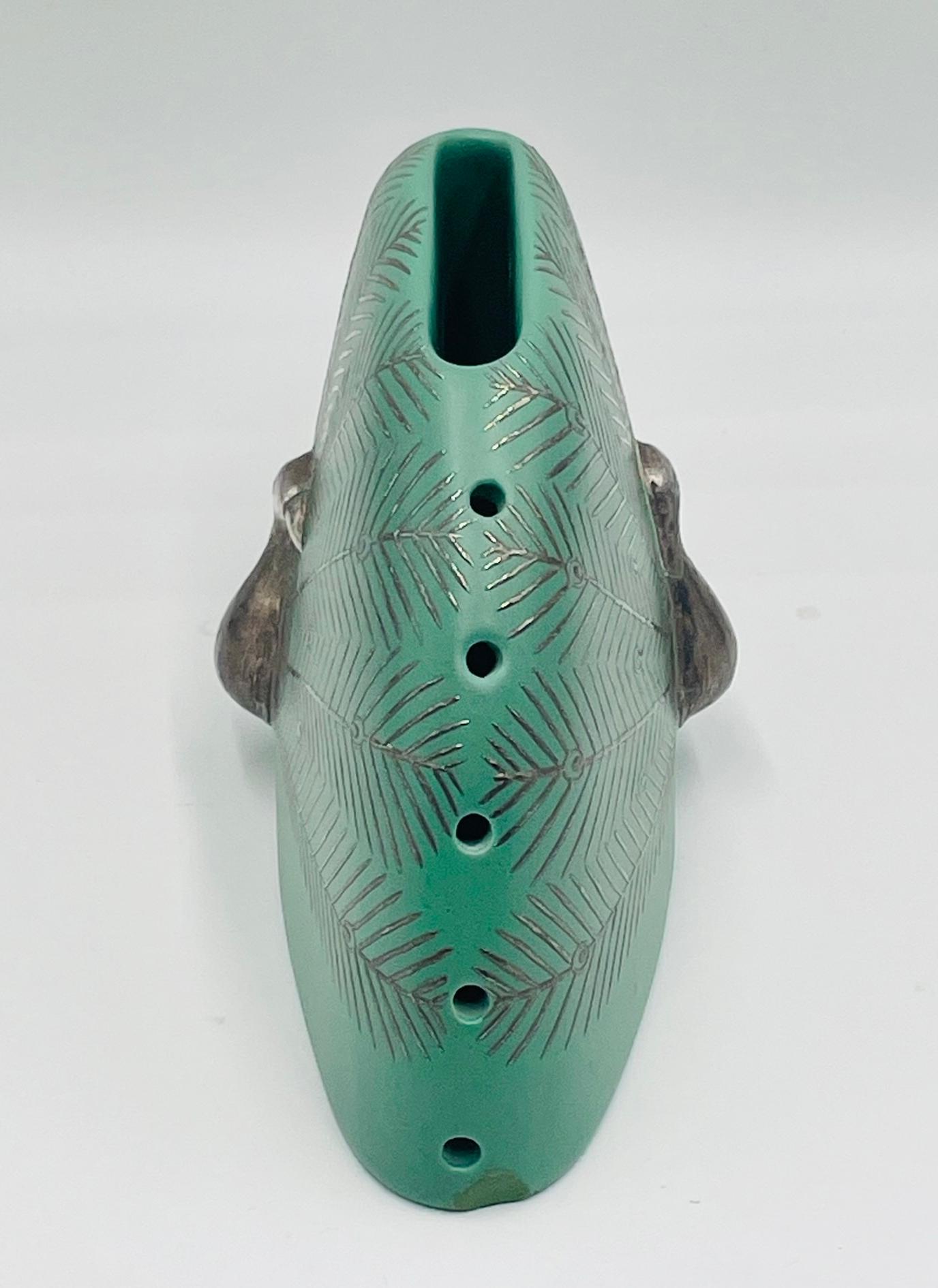 Fait main Vase paon en porcelaine verte et argent d'Emilia Castillo, Taxco Mexico, 1998 en vente
