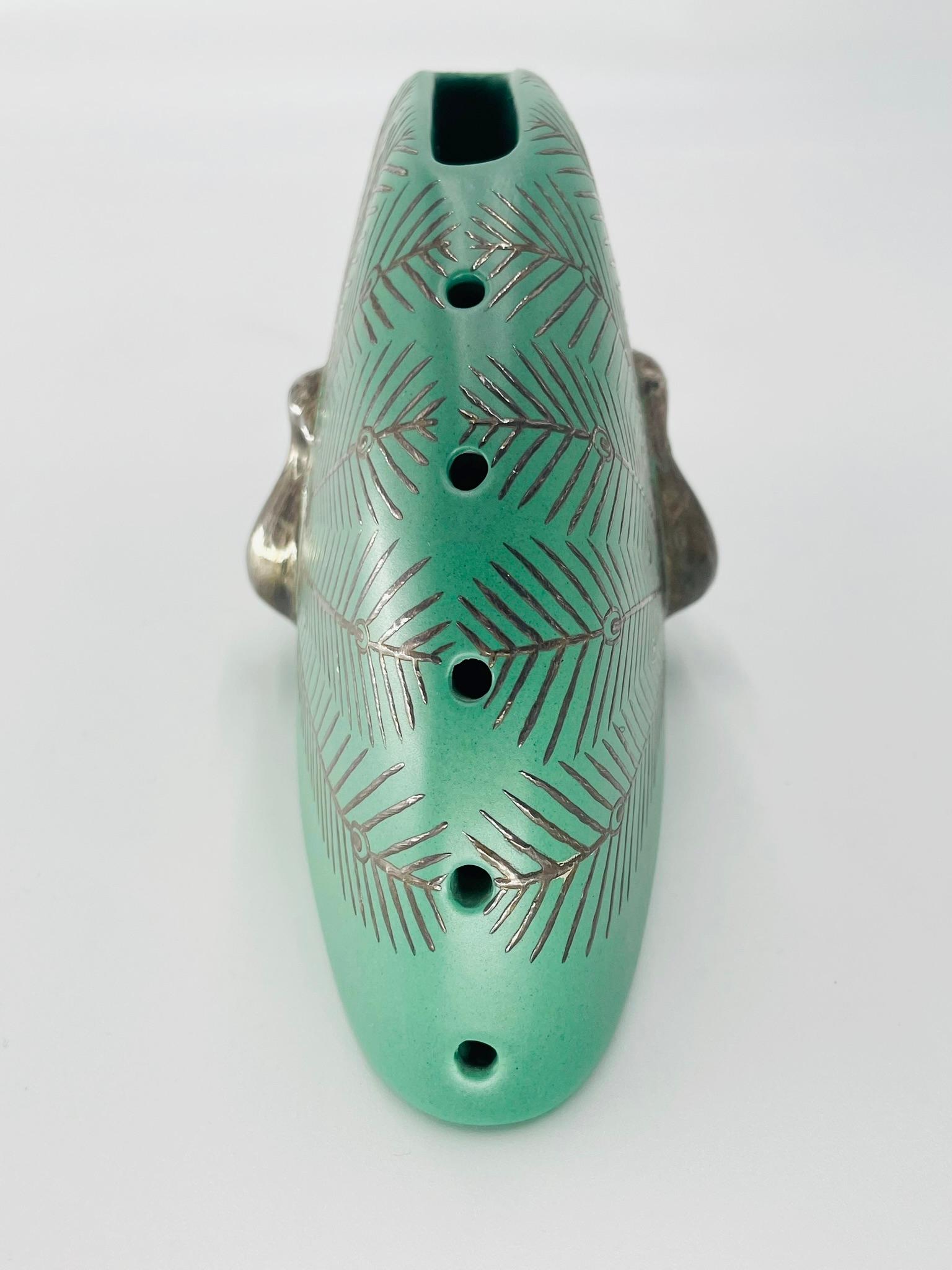 Vase paon en porcelaine verte et argent d'Emilia Castillo, Taxco Mexico, 1998 Bon état - En vente à Los Angeles, CA