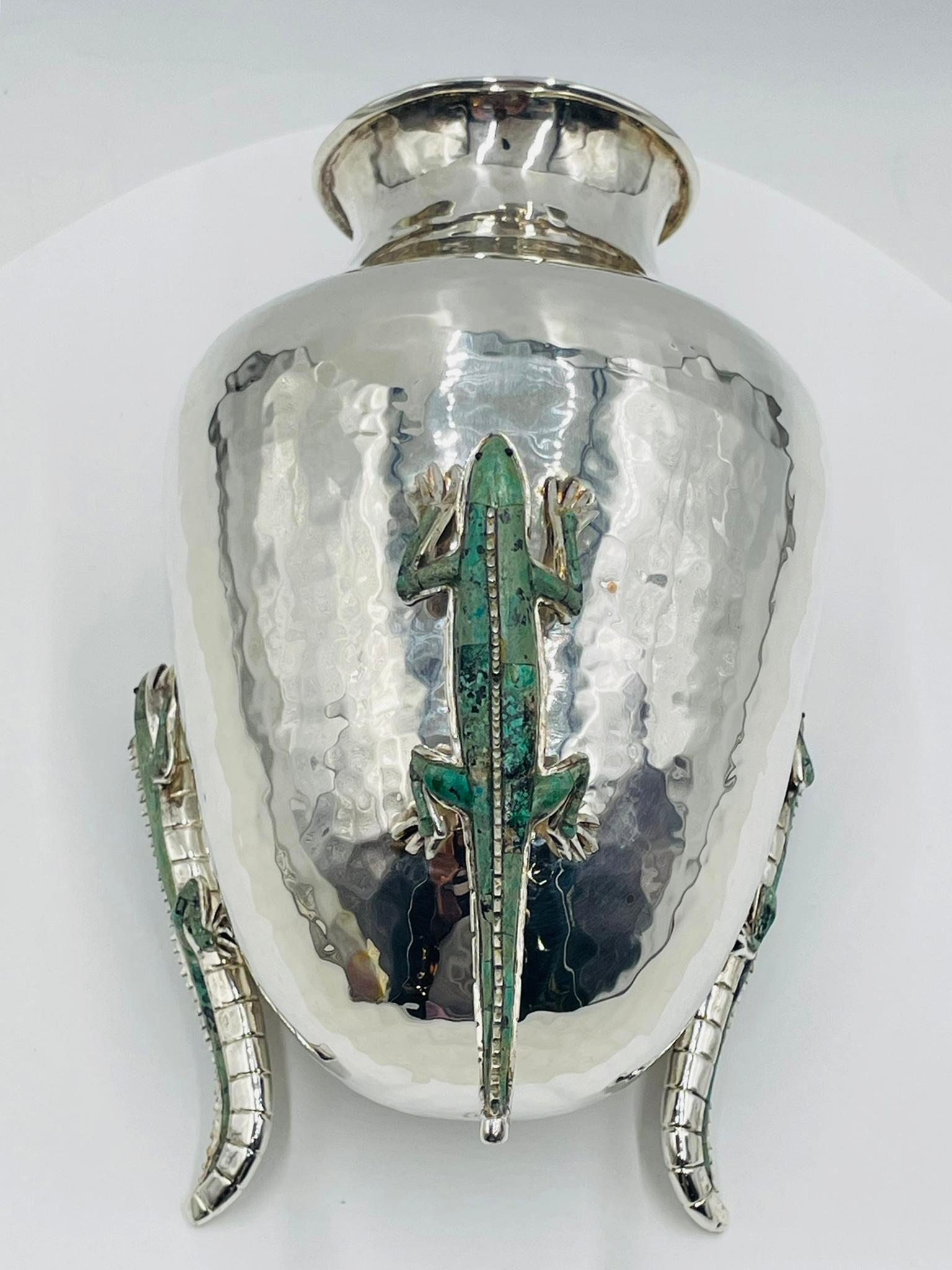 Vaso in argento martellato di Emilia Castillo con lucertole di malachite, modernista messicano in vendita 5