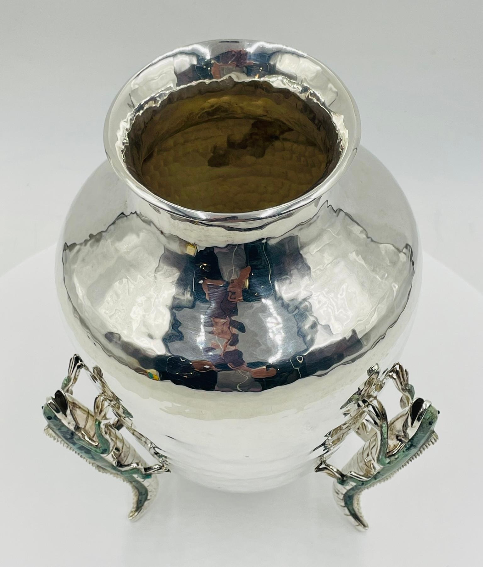 Fatto a mano Vaso in argento martellato di Emilia Castillo con lucertole di malachite, modernista messicano in vendita