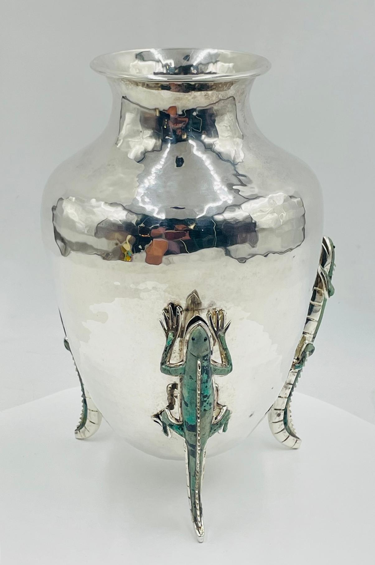 Vaso in argento martellato di Emilia Castillo con lucertole di malachite, modernista messicano In condizioni buone in vendita a Los Angeles, CA