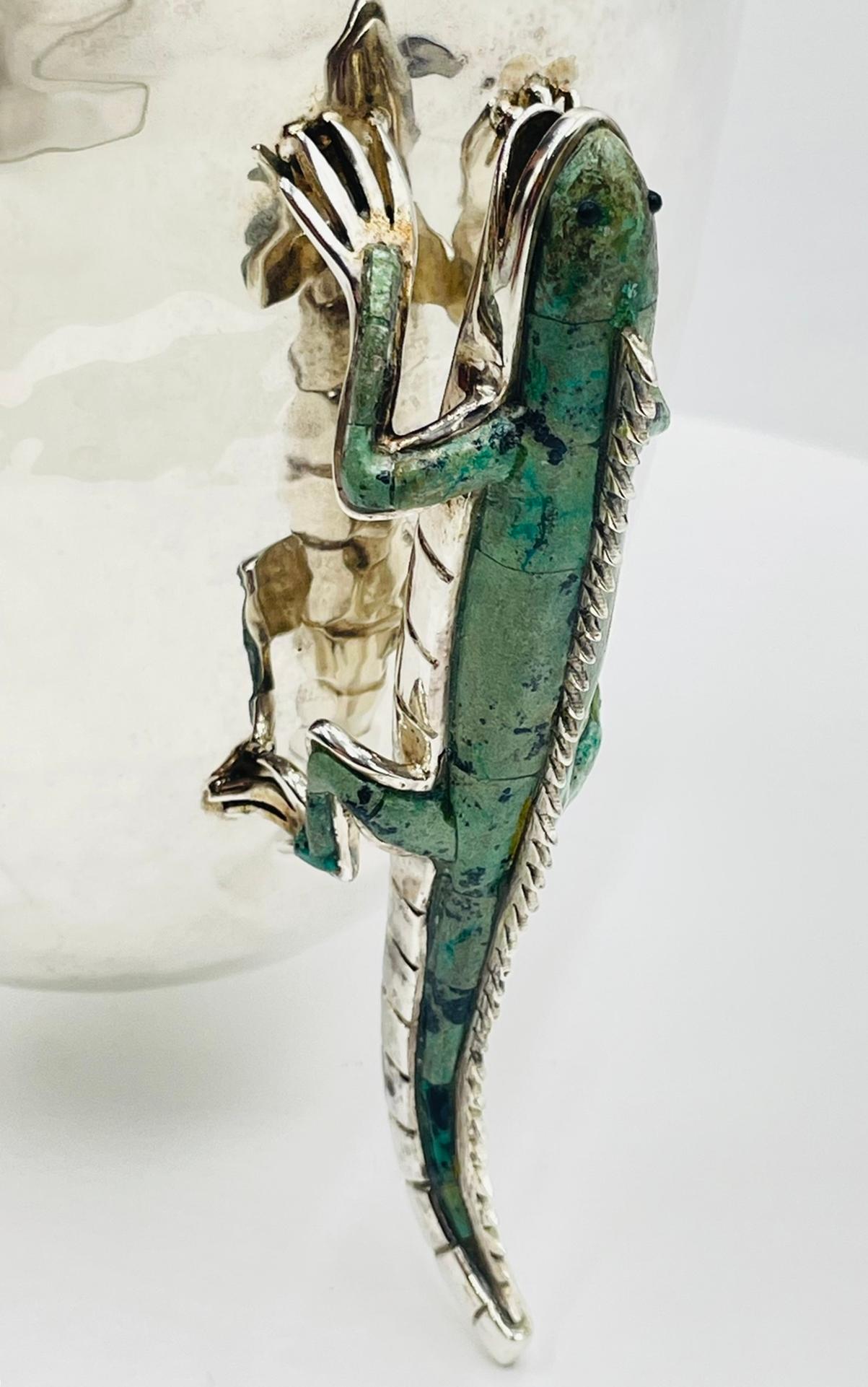 Placcato argento Vaso in argento martellato di Emilia Castillo con lucertole di malachite, modernista messicano in vendita