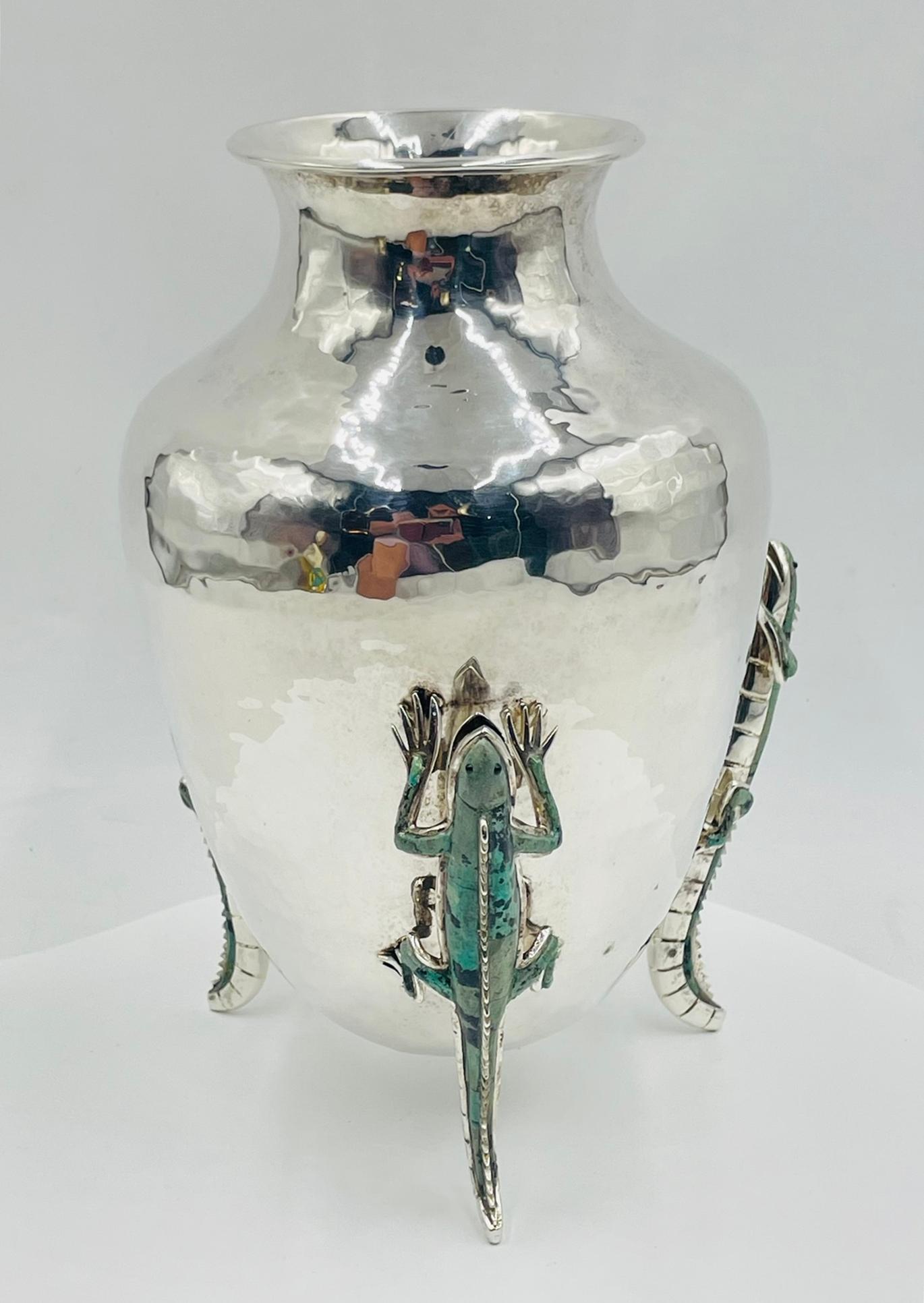 Vaso in argento martellato di Emilia Castillo con lucertole di malachite, modernista messicano in vendita 2