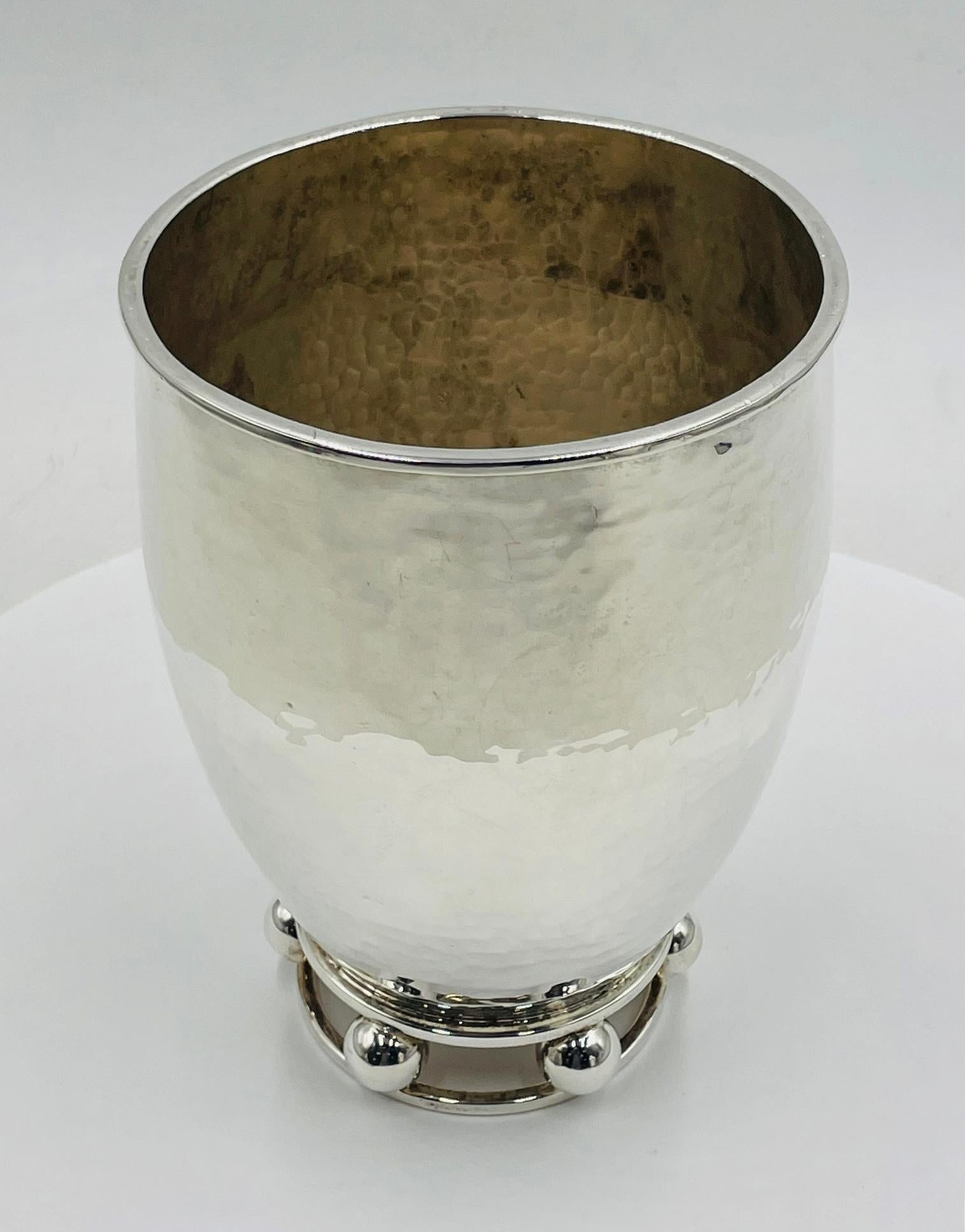 Messicano Vaso in argento martellato di Emilia Castillo con base scultorea a forma di orbita, Modernismo messicano in vendita