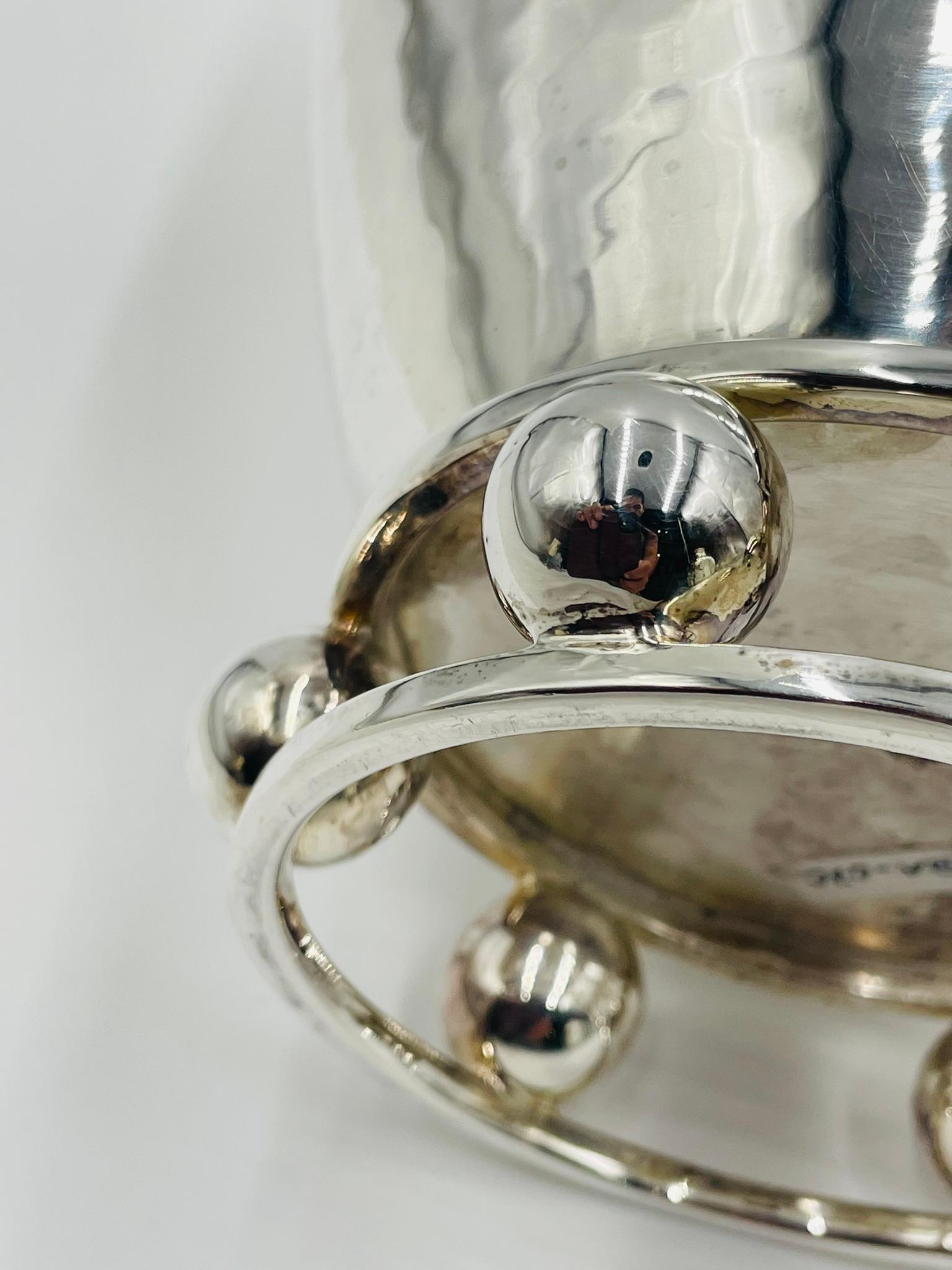 Vaso in argento martellato di Emilia Castillo con base scultorea a forma di orbita, Modernismo messicano in vendita 2