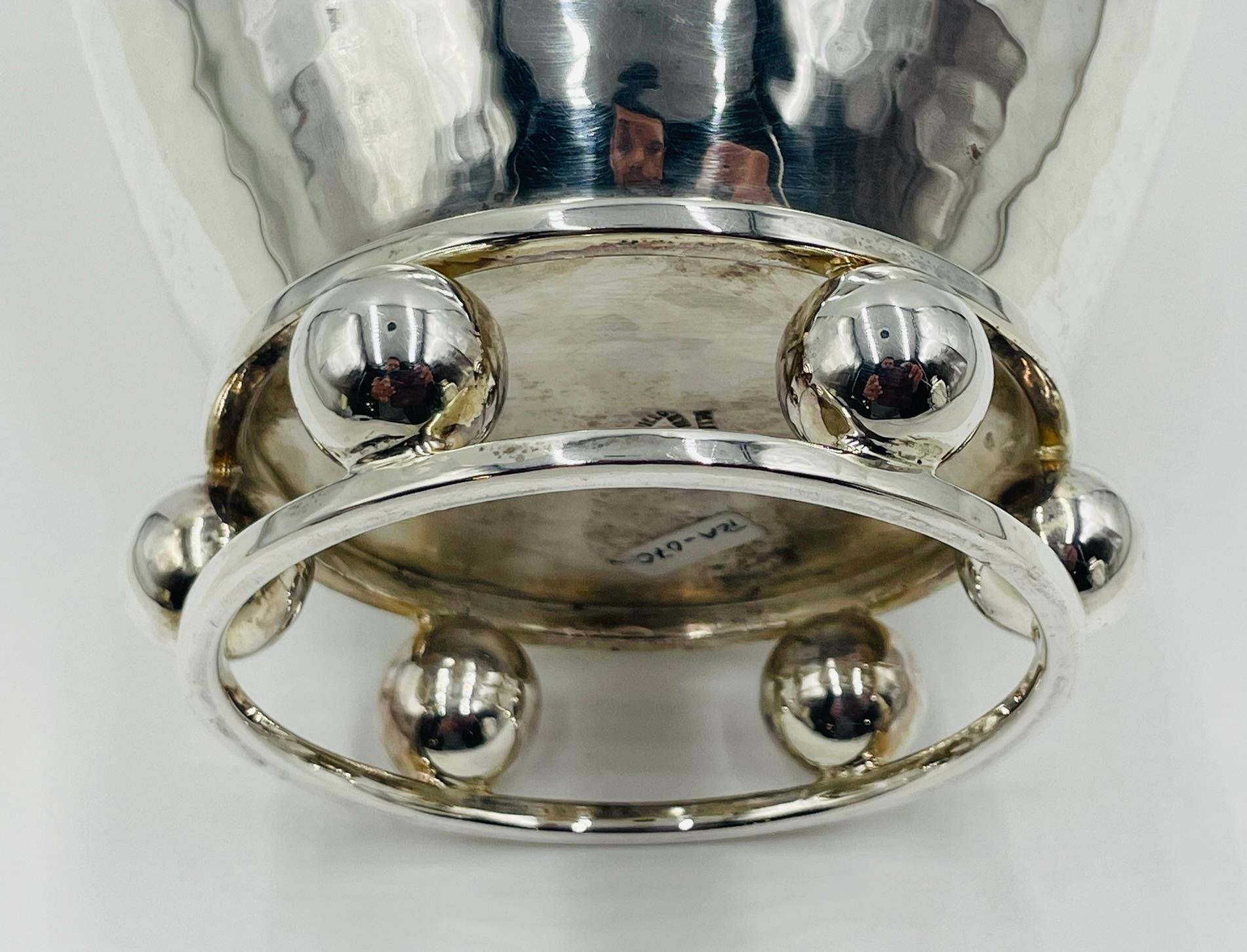 Vaso in argento martellato di Emilia Castillo con base scultorea a forma di orbita, Modernismo messicano in vendita 10