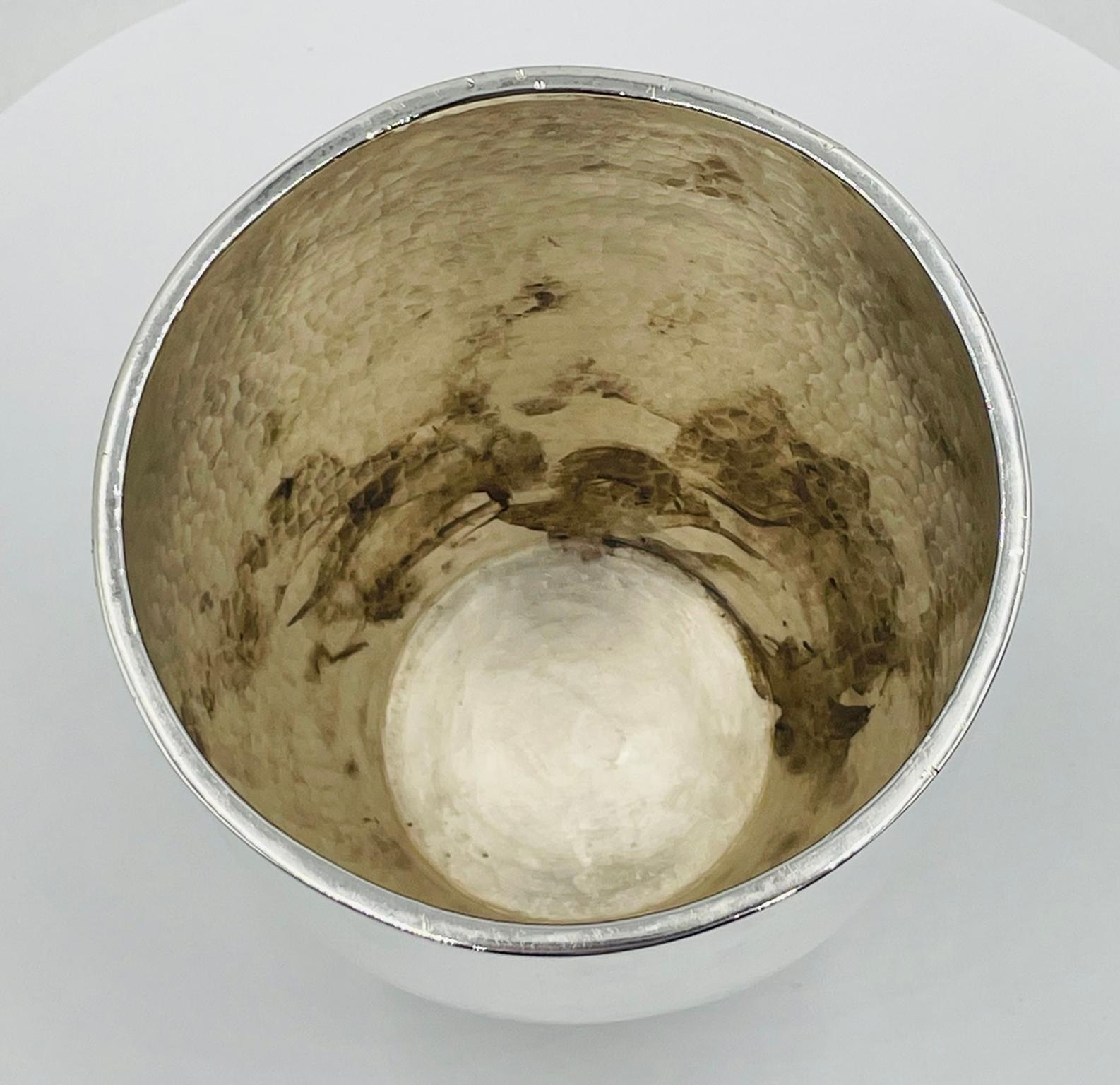 Vaso in argento martellato di Emilia Castillo con base scultorea a forma di orbita, Modernismo messicano in vendita 1