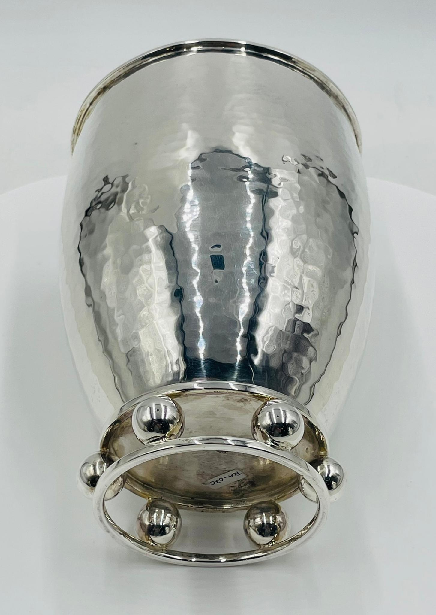 Placcato argento Vaso in argento martellato di Emilia Castillo con base scultorea a forma di orbita, Modernismo messicano in vendita