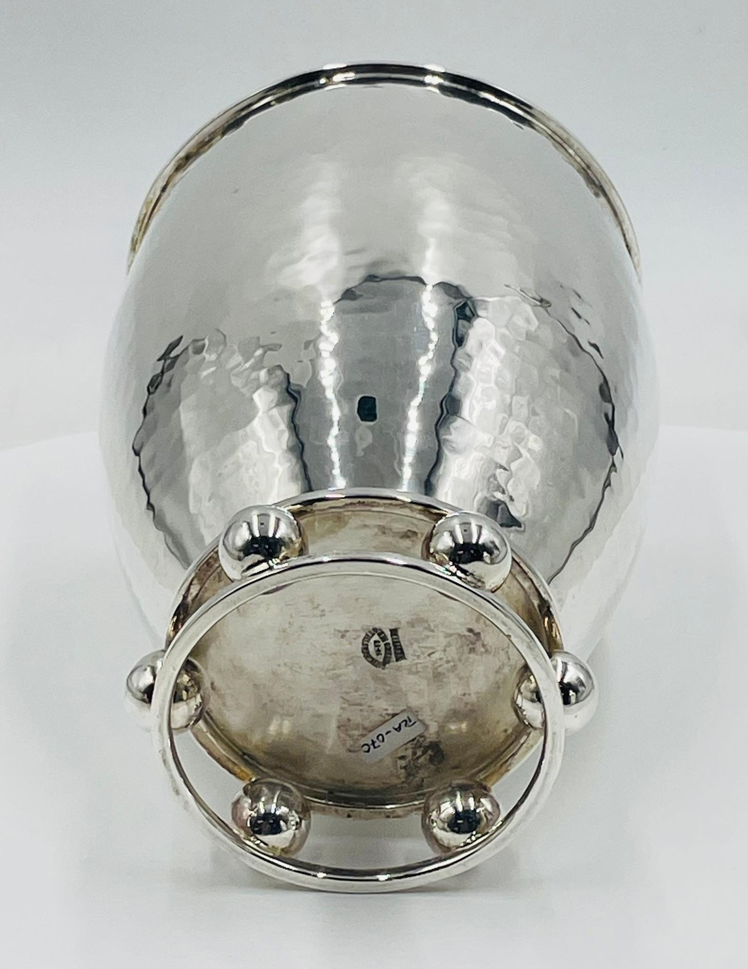 Vaso in argento martellato di Emilia Castillo con base scultorea a forma di orbita, Modernismo messicano in vendita 7