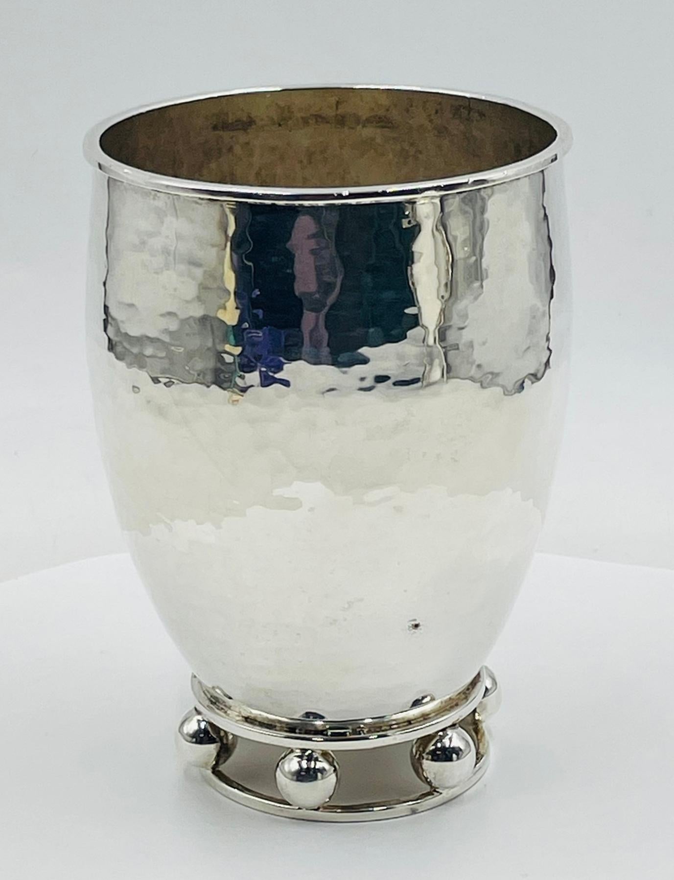 Un sorprendente vaso d'argento martellato di grandi dimensioni, disegnato e firmato dalla rinomata metallurgica messicana Emilia Castillo, figlia di Antonio Castillo del leggendario laboratorio Los Castillo di Taxco. Questo pezzo finemente lavorato