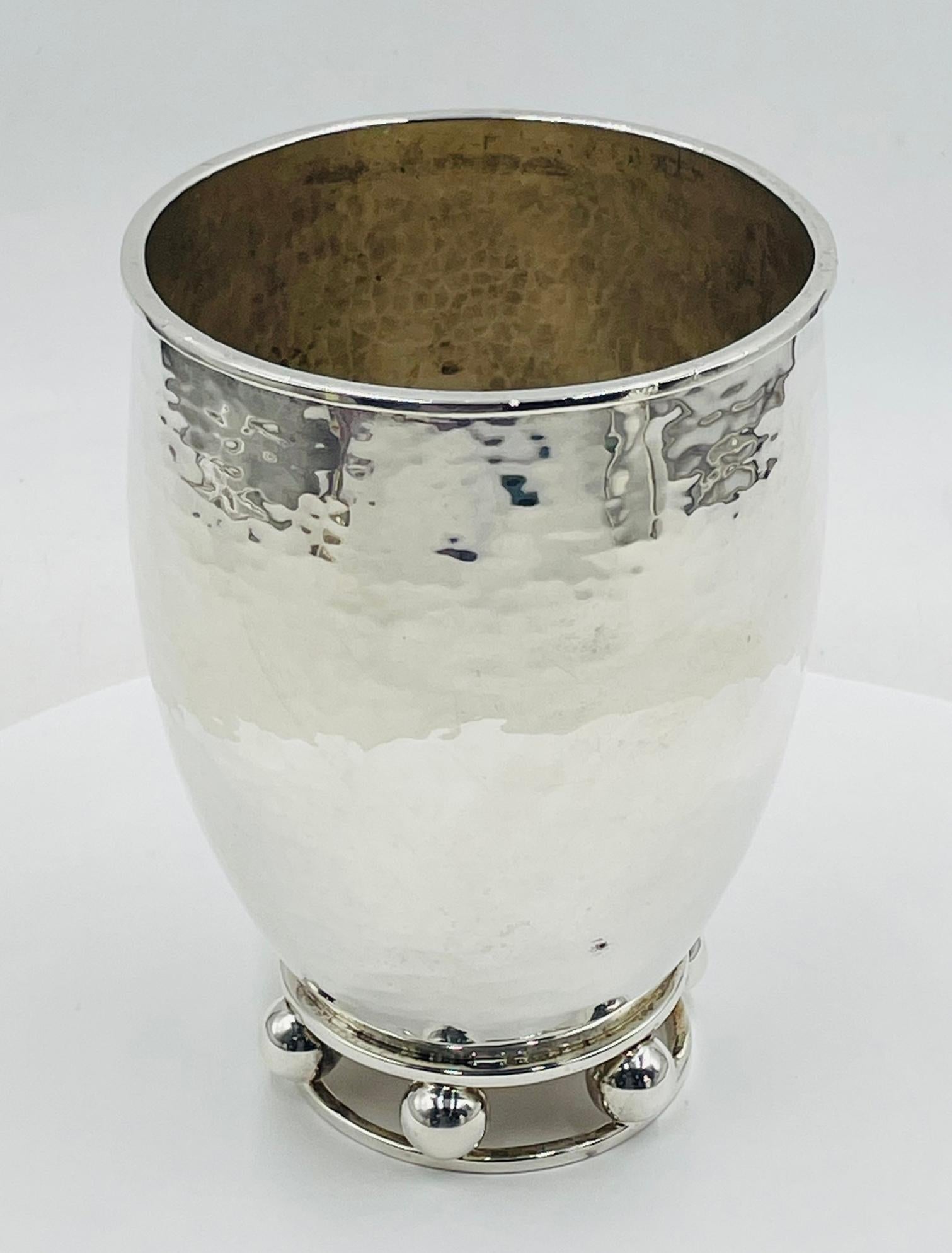 Moderno Vaso in argento martellato di Emilia Castillo con base scultorea a forma di orbita, Modernismo messicano in vendita