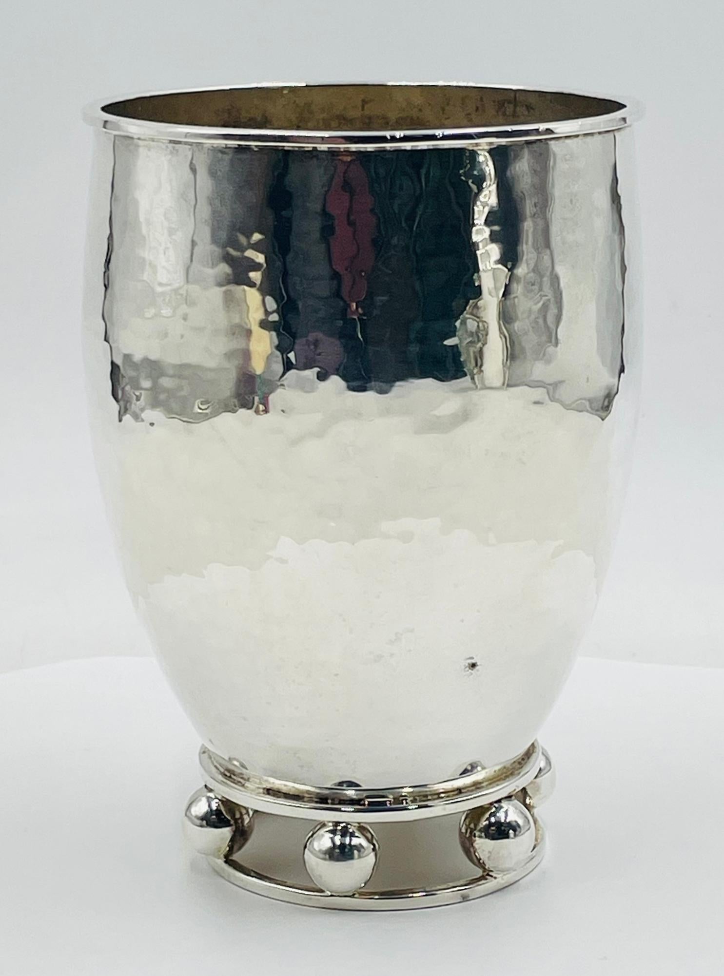 Vaso in argento martellato di Emilia Castillo con base scultorea a forma di orbita, Modernismo messicano In condizioni buone in vendita a Los Angeles, CA