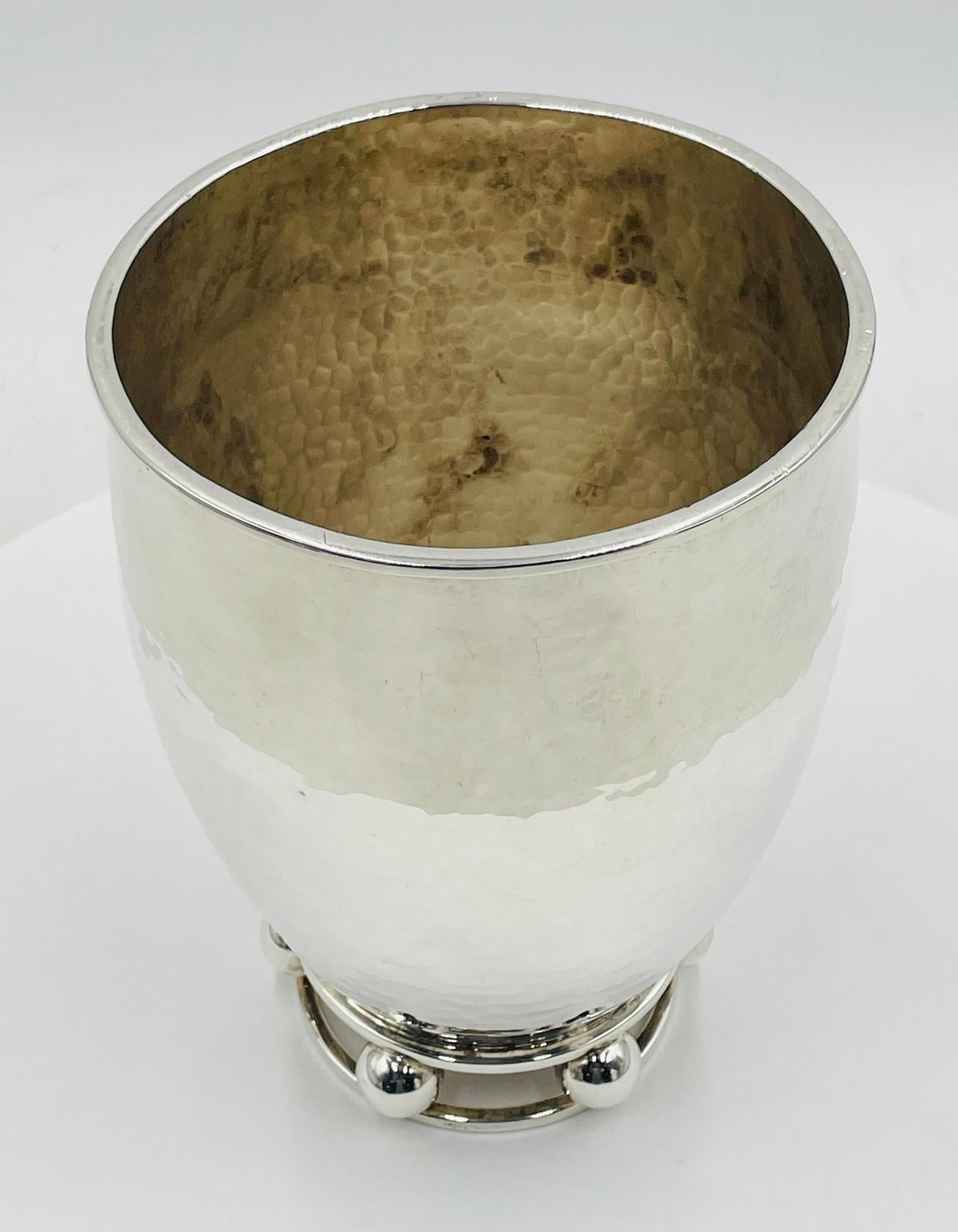Fine XX secolo Vaso in argento martellato di Emilia Castillo con base scultorea a forma di orbita, Modernismo messicano in vendita