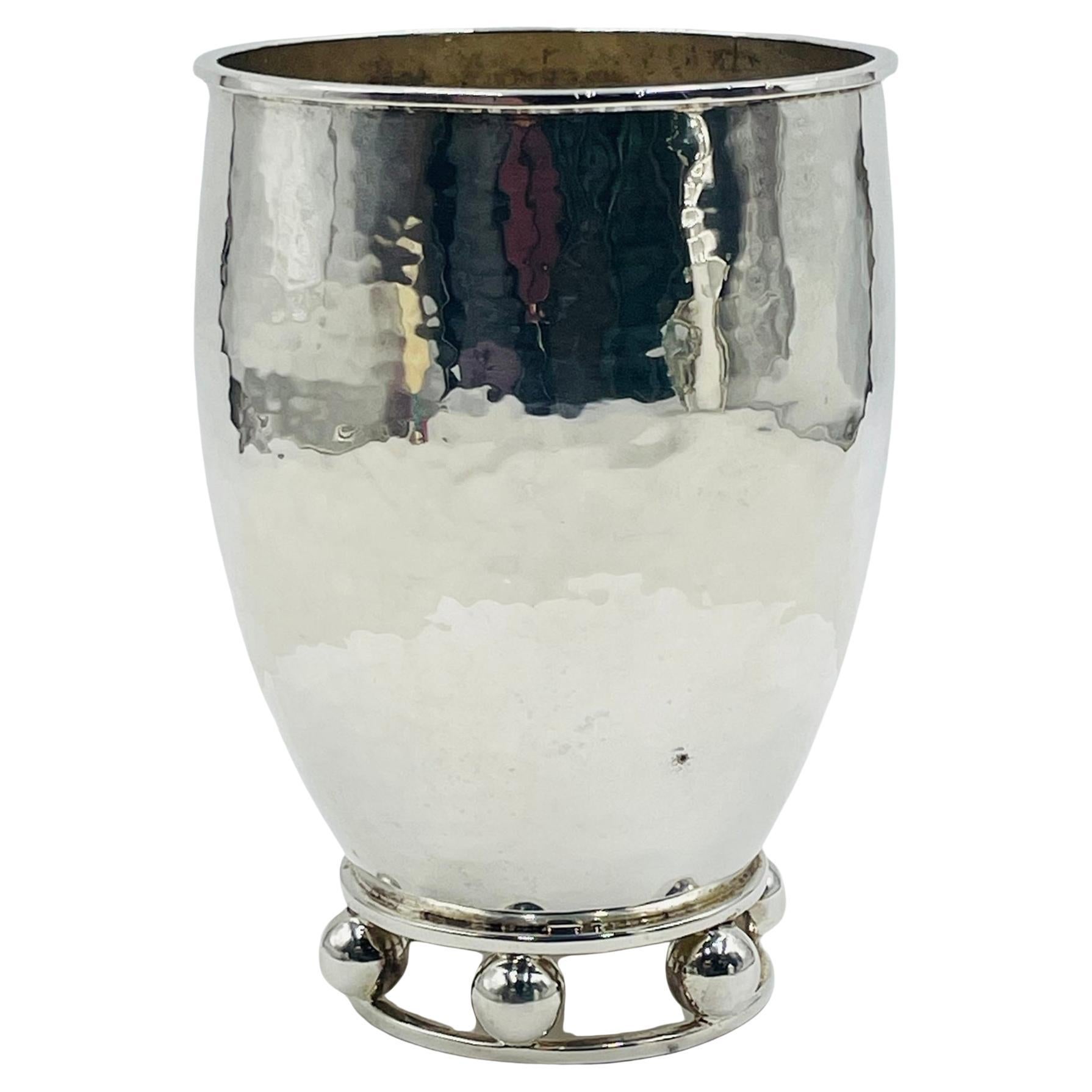 Vaso in argento martellato di Emilia Castillo con base scultorea a forma di orbita, Modernismo messicano in vendita