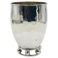 Emilia Castillo Vase aus gehämmertem Silber mit skulpturalem Kugelsockel, mexikanischer Modernismus