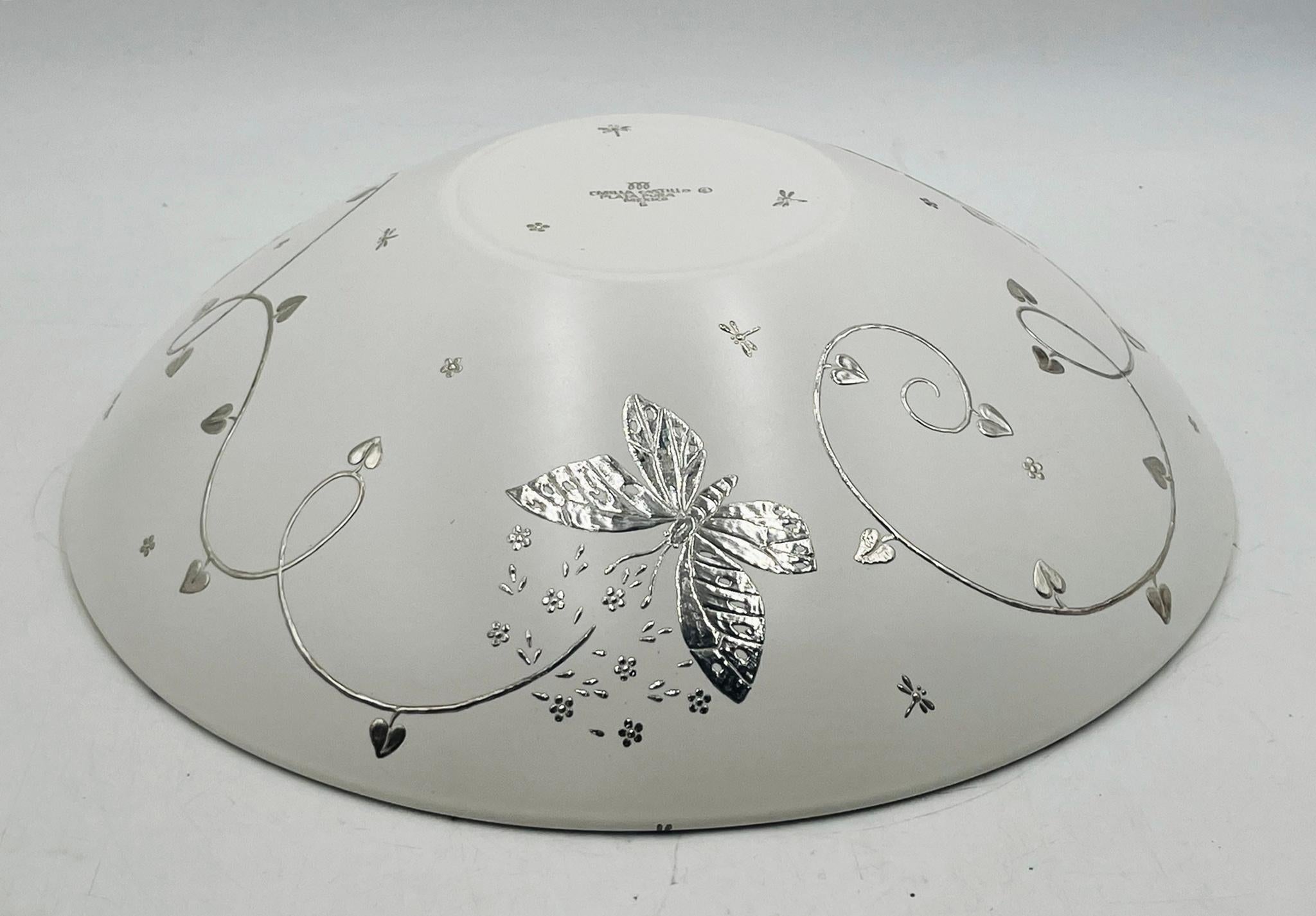 Una magnifica ciotola decorativa e da portata di grandi dimensioni progettata e realizzata a mano da Emilia Castillo, una delle più importanti designer contemporanee messicane che lavorano con la porcellana e l'argento. Prodotto a Taxco, in Messico,