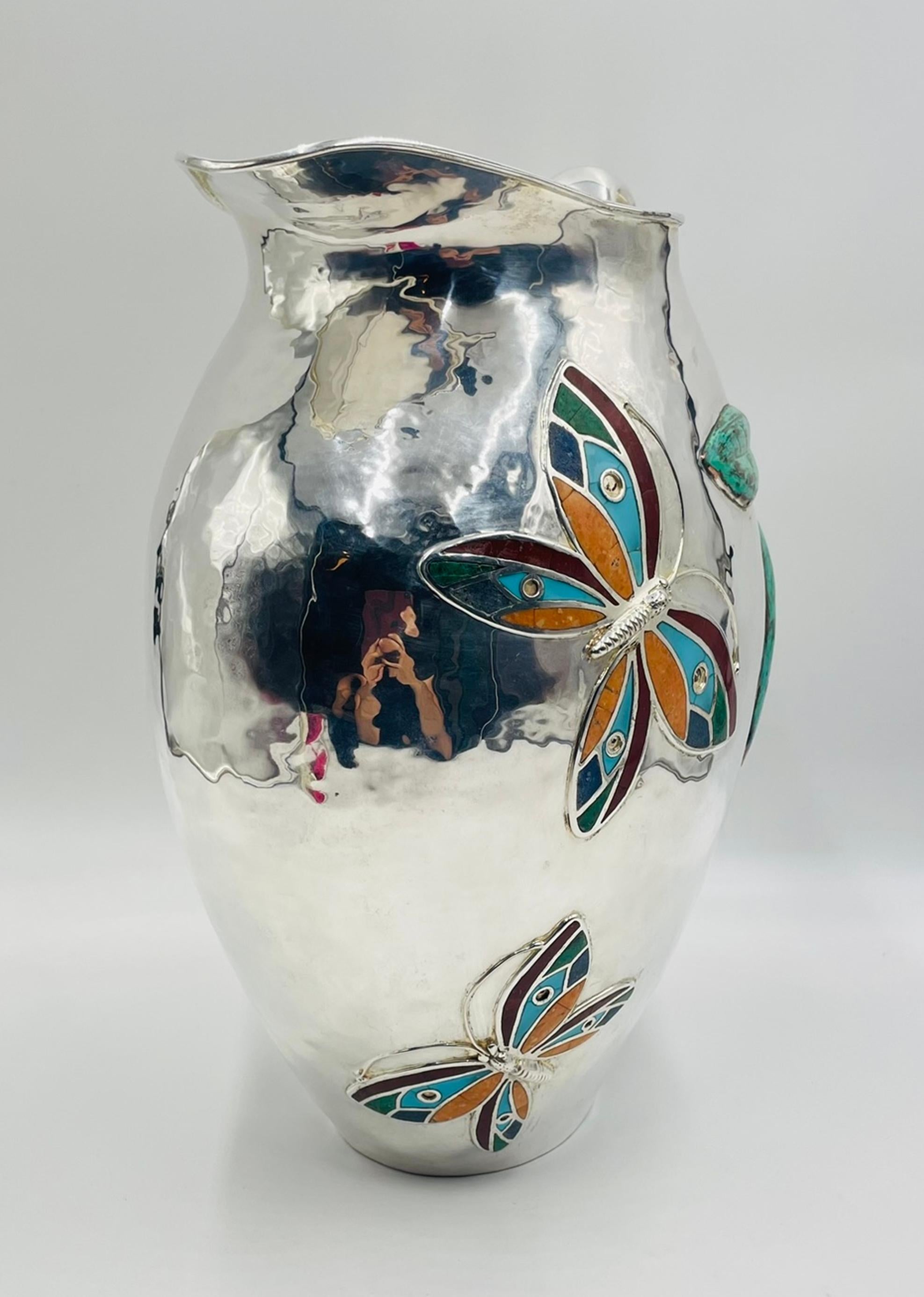 Un'impressionante brocca d'acqua extra-large progettata e realizzata a mano a Taxco, in Messico, da Emilia Castillo, una delle più celebri designer contemporanee emerse dalla leggendaria tradizione argentiera della regione. Realizzata in ottone