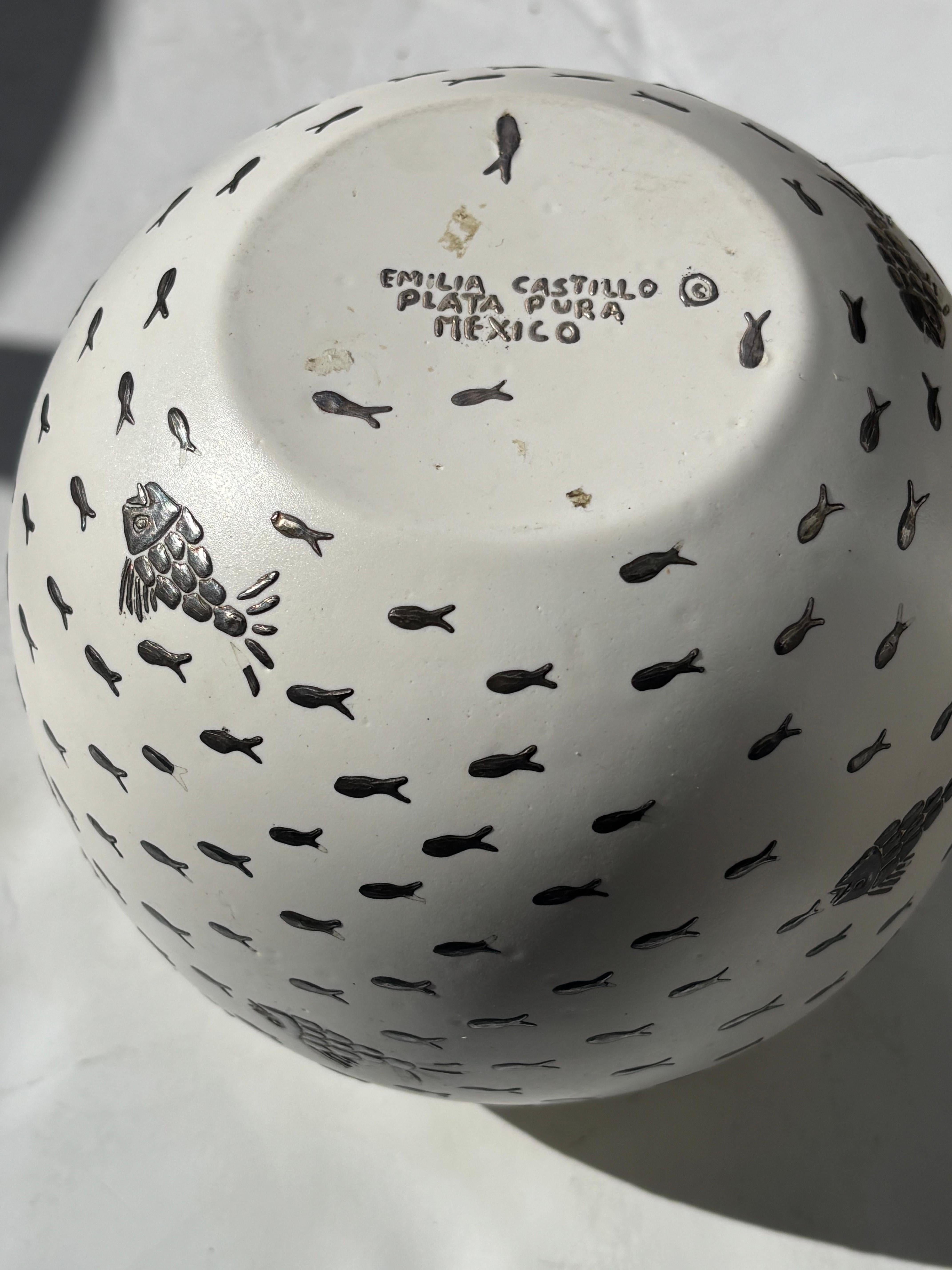 Belle porcelaine / céramique décorée avec de la peinture argentée en forme de banc de poissons, signée dans le fond.