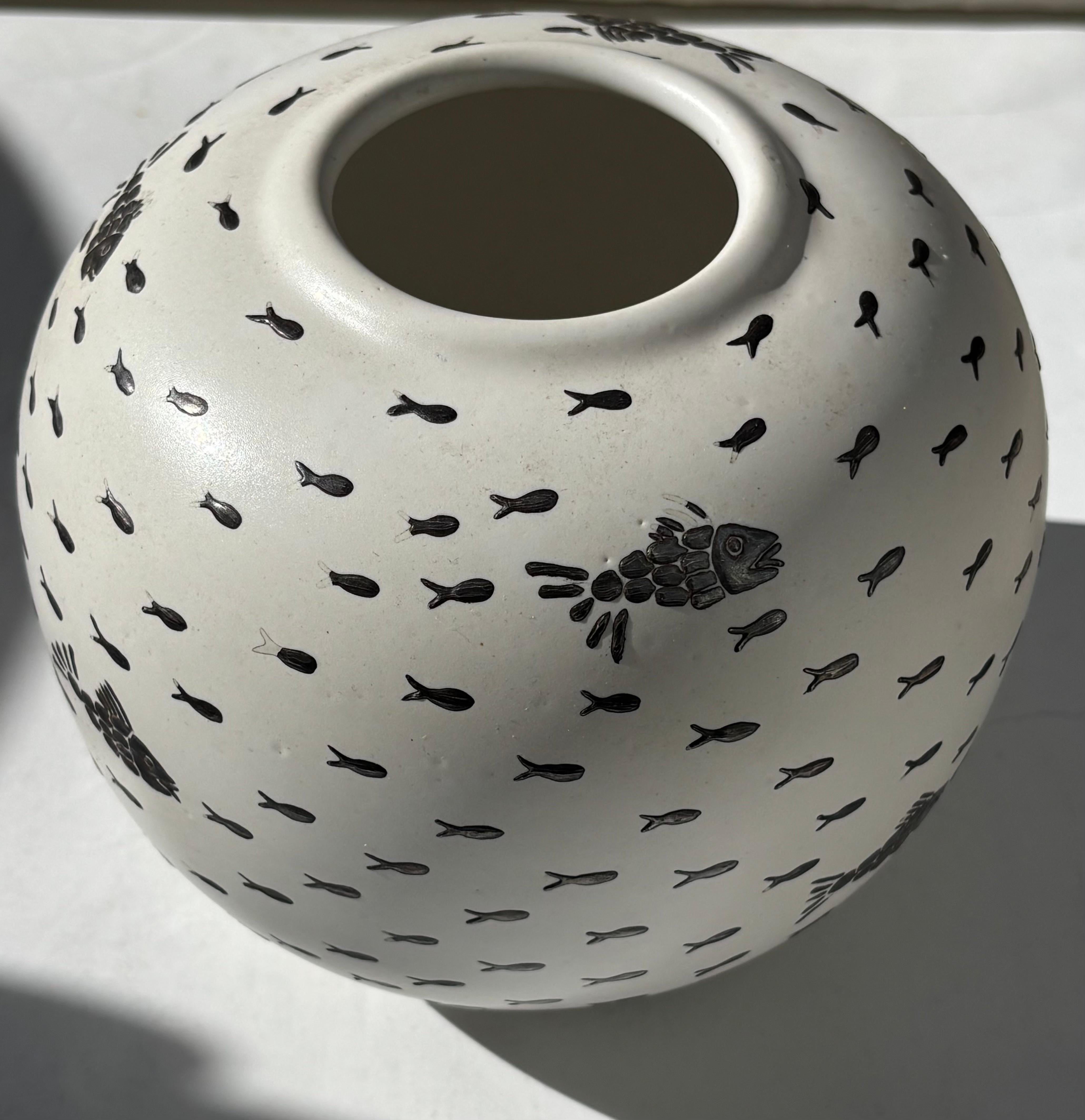 Moderne Vase en porcelaine / céramique d'Emilia Castillo avec peinture argentée de l'école de poissons . en vente