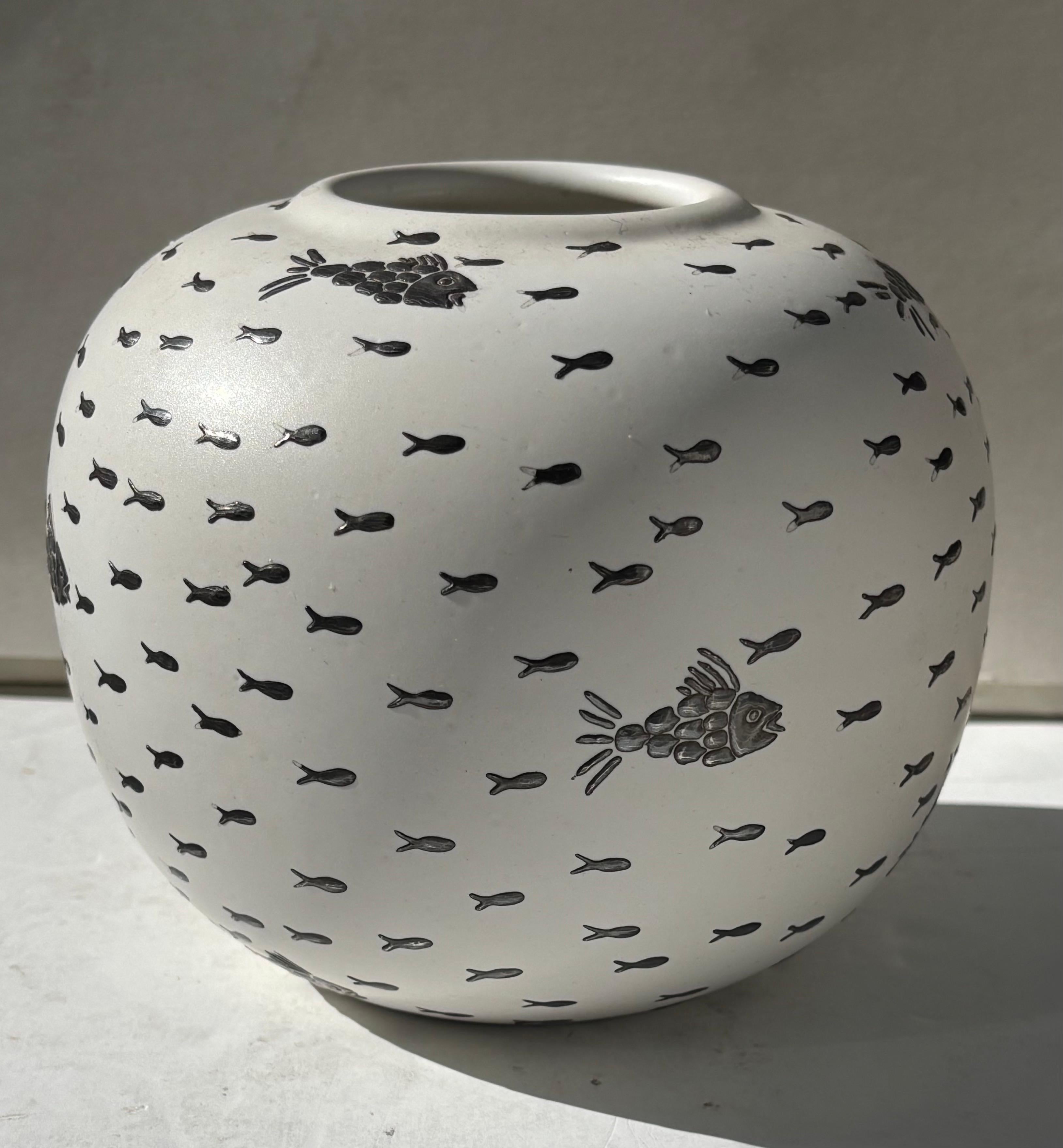 Mexicain Vase en porcelaine / céramique d'Emilia Castillo avec peinture argentée de l'école de poissons . en vente