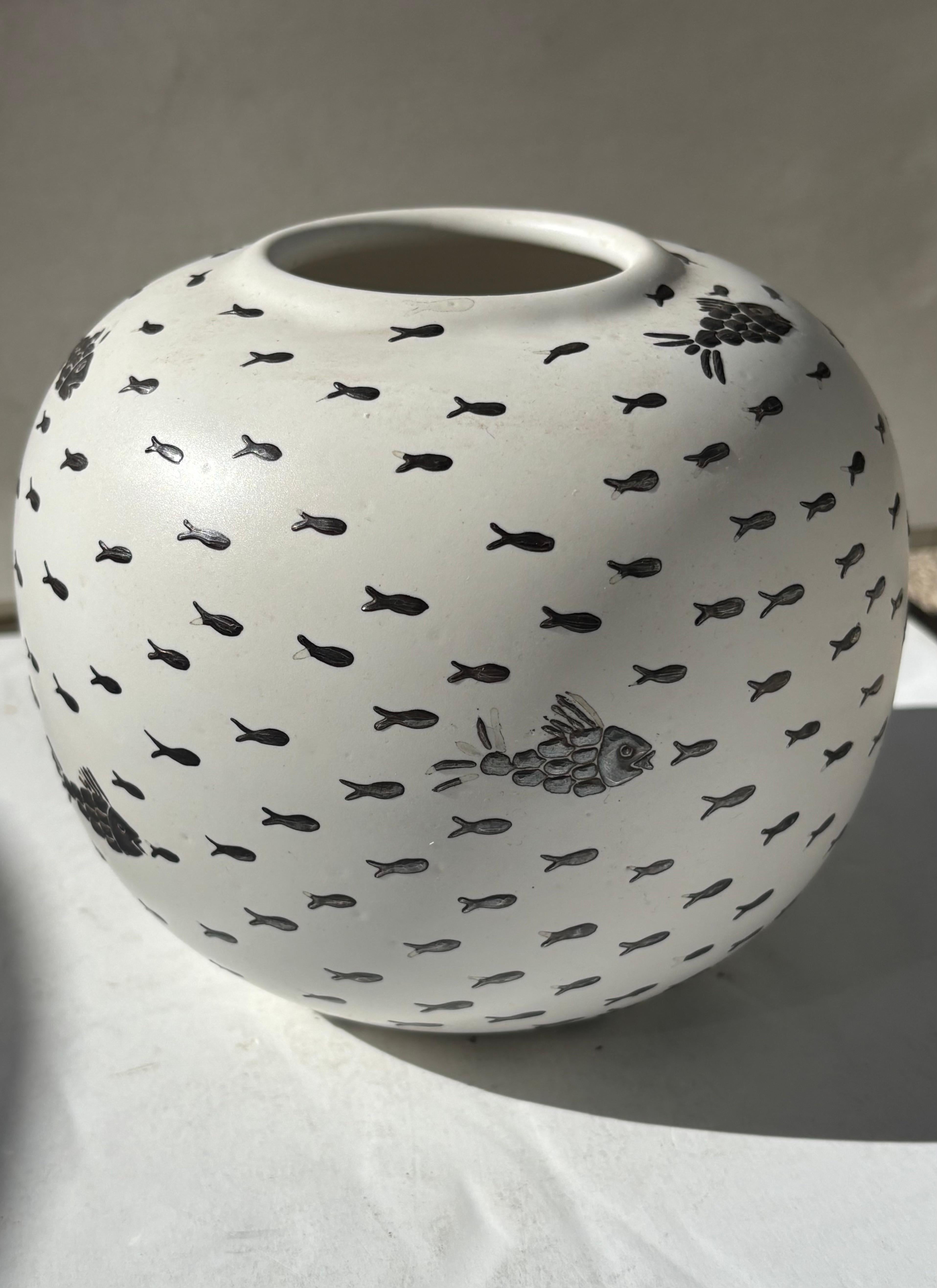 Vase en porcelaine / céramique d'Emilia Castillo avec peinture argentée de l'école de poissons . Bon état - En vente à Los Angeles, CA