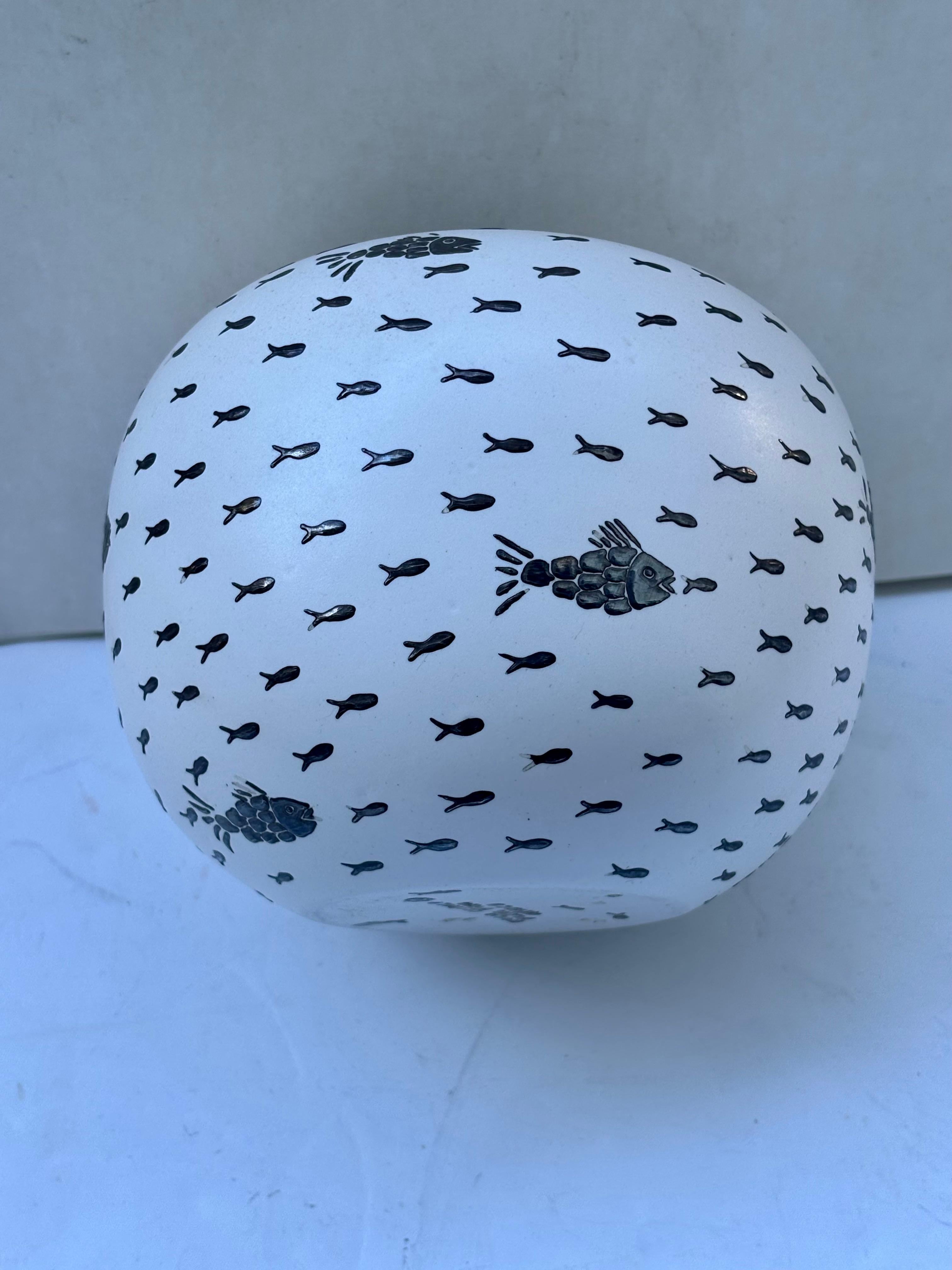 20ième siècle Vase en porcelaine / céramique d'Emilia Castillo avec peinture argentée de l'école de poissons . en vente