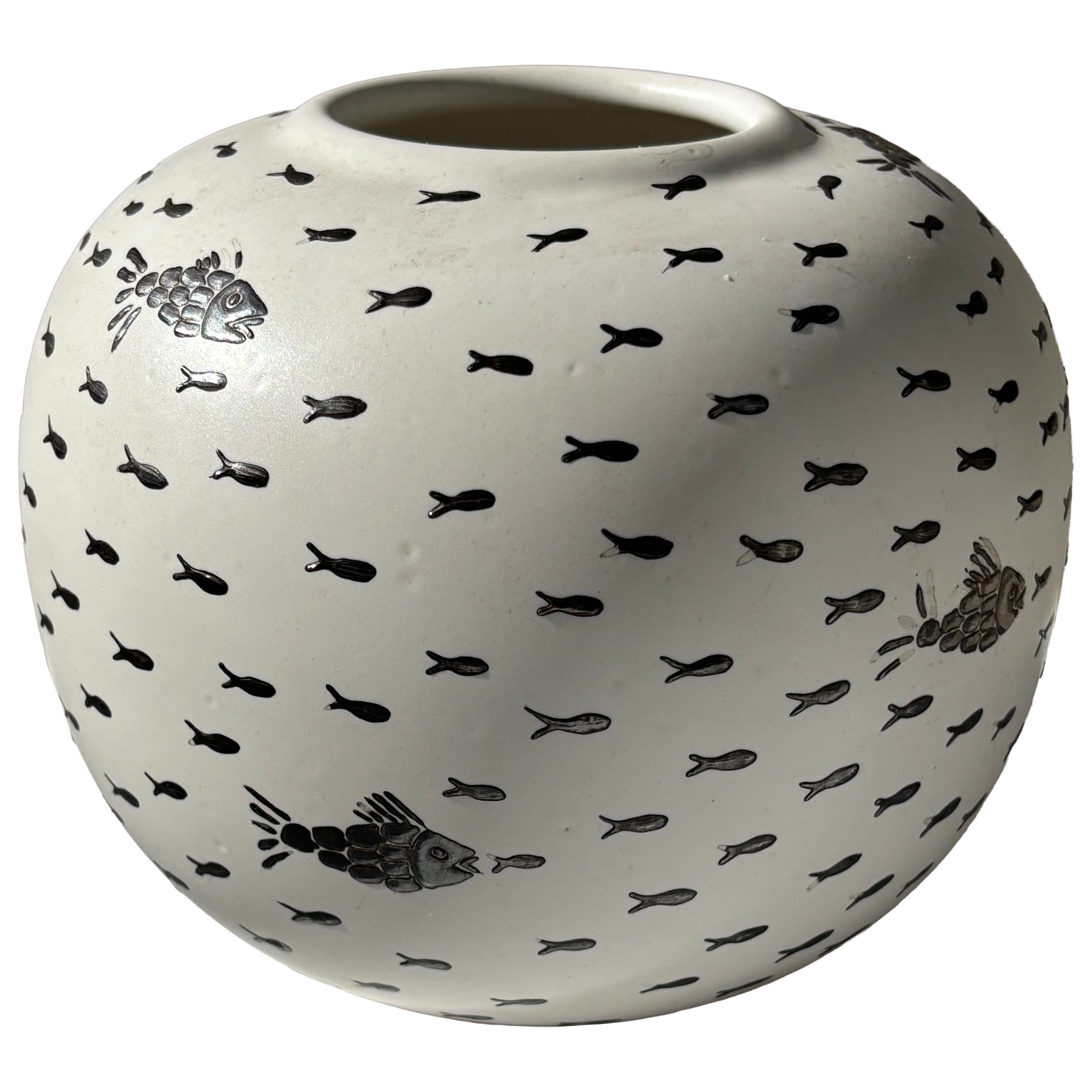 Vase en porcelaine / céramique d
Emilia Castillo avec peinture argentée de l
école de poissons . en vente