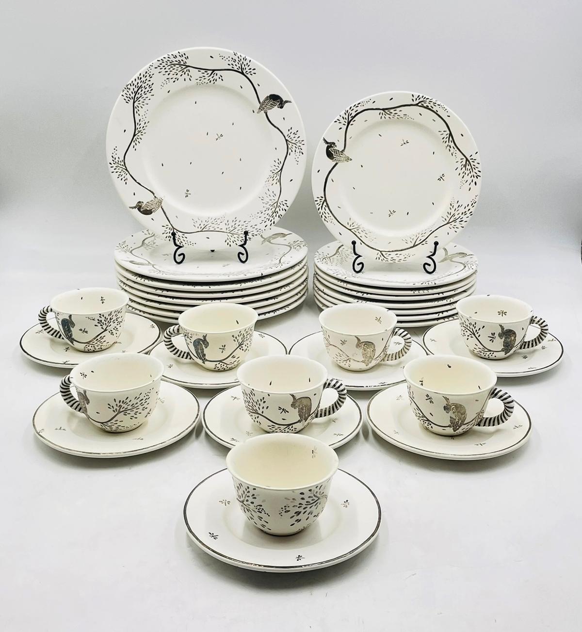Vajilla vintage para ocho en porcelana y plata pura.

El conjunto fue diseñado y fabricado en Taxco Mexico por Emili Castillo en la década de 1980.

El juego consta de 8 platos llanos, 8 platos de ensalada, 8 tazas y 8 platillos.

Las piezas tienen