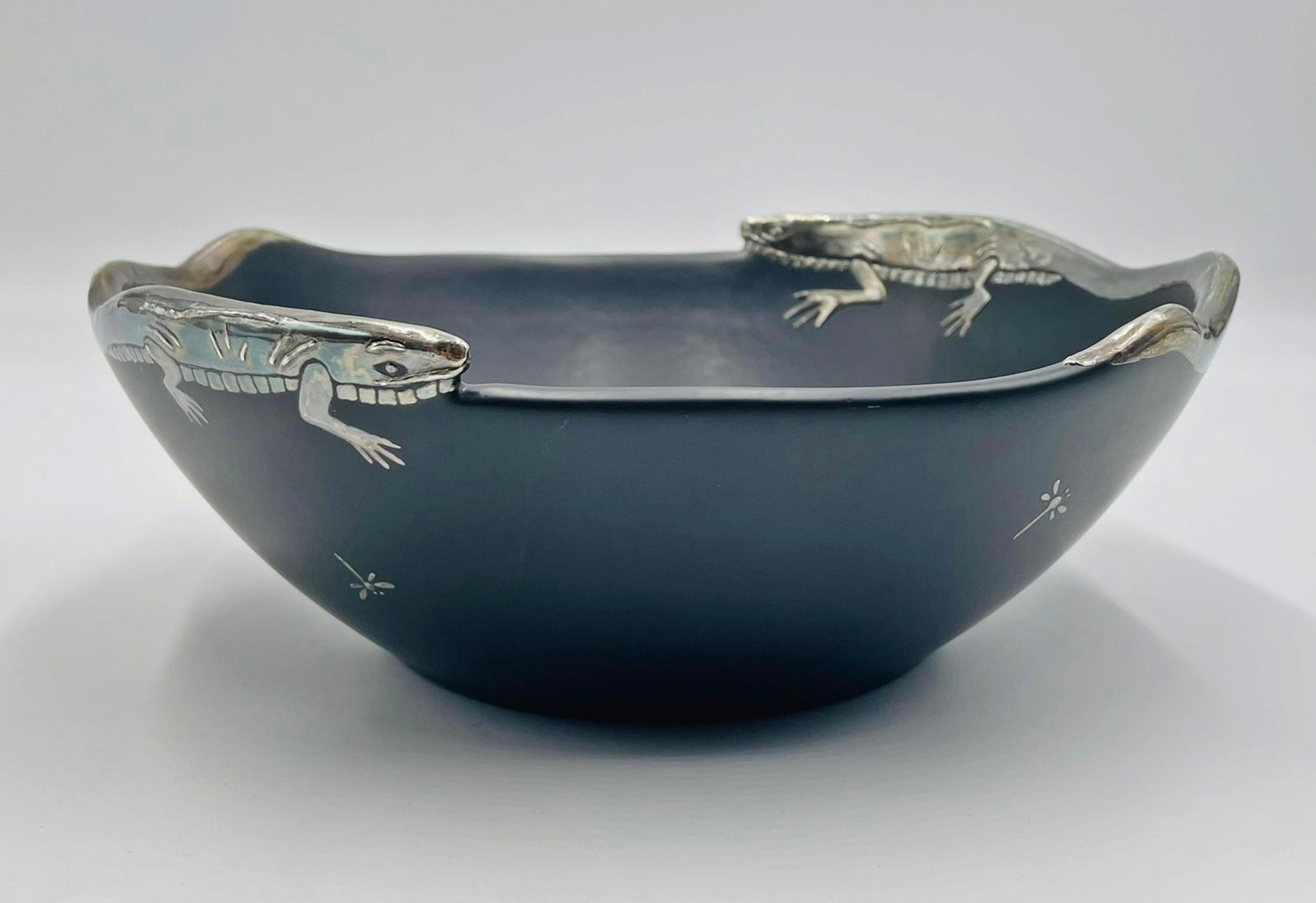 Una straordinaria ciotola decorativa in porcellana e argento puro progettata e realizzata a Taxco, in Messico, dalla rinomata artista Emilia Castillo. Questo pezzo scultoreo mette in mostra l'inconfondibile miscela di ceramiche pregiate di Castillo