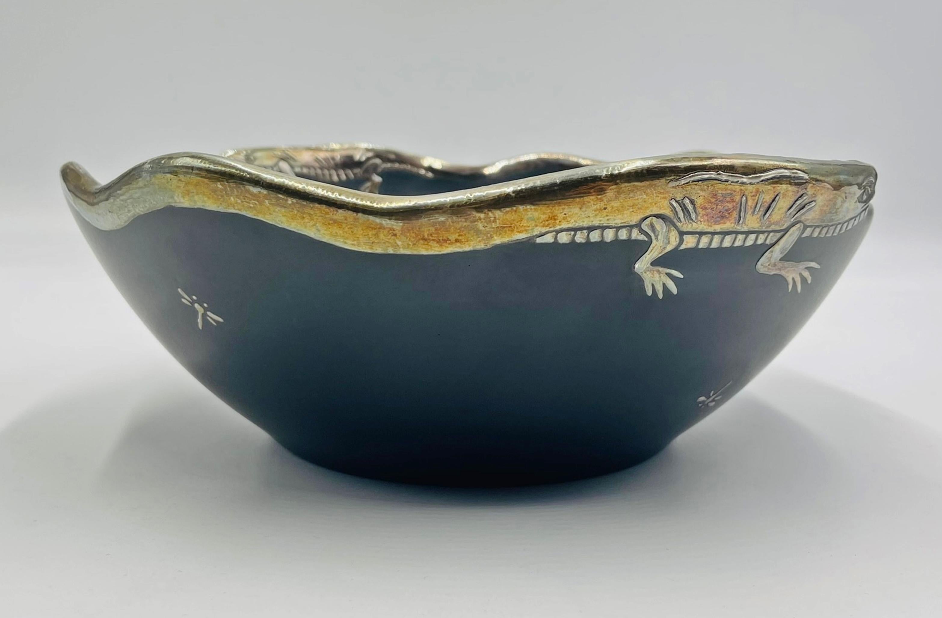 Fatto a mano Ciotola Iguana in porcellana e argento puro di Emilia Castillo, Taxco, 2009 in vendita