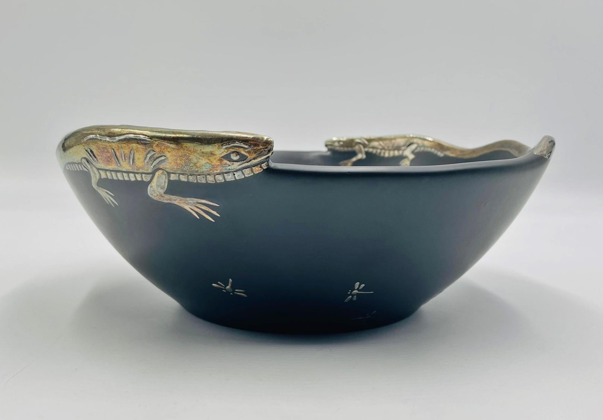 XXI secolo e contemporaneo Ciotola Iguana in porcellana e argento puro di Emilia Castillo, Taxco, 2009 in vendita
