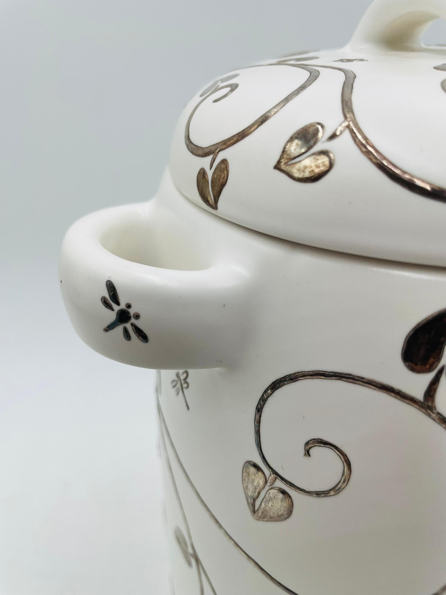 Barattolo con coperchio a farfalla in porcellana e argento di Emilia Castillo, Taxco Mexico in vendita 2