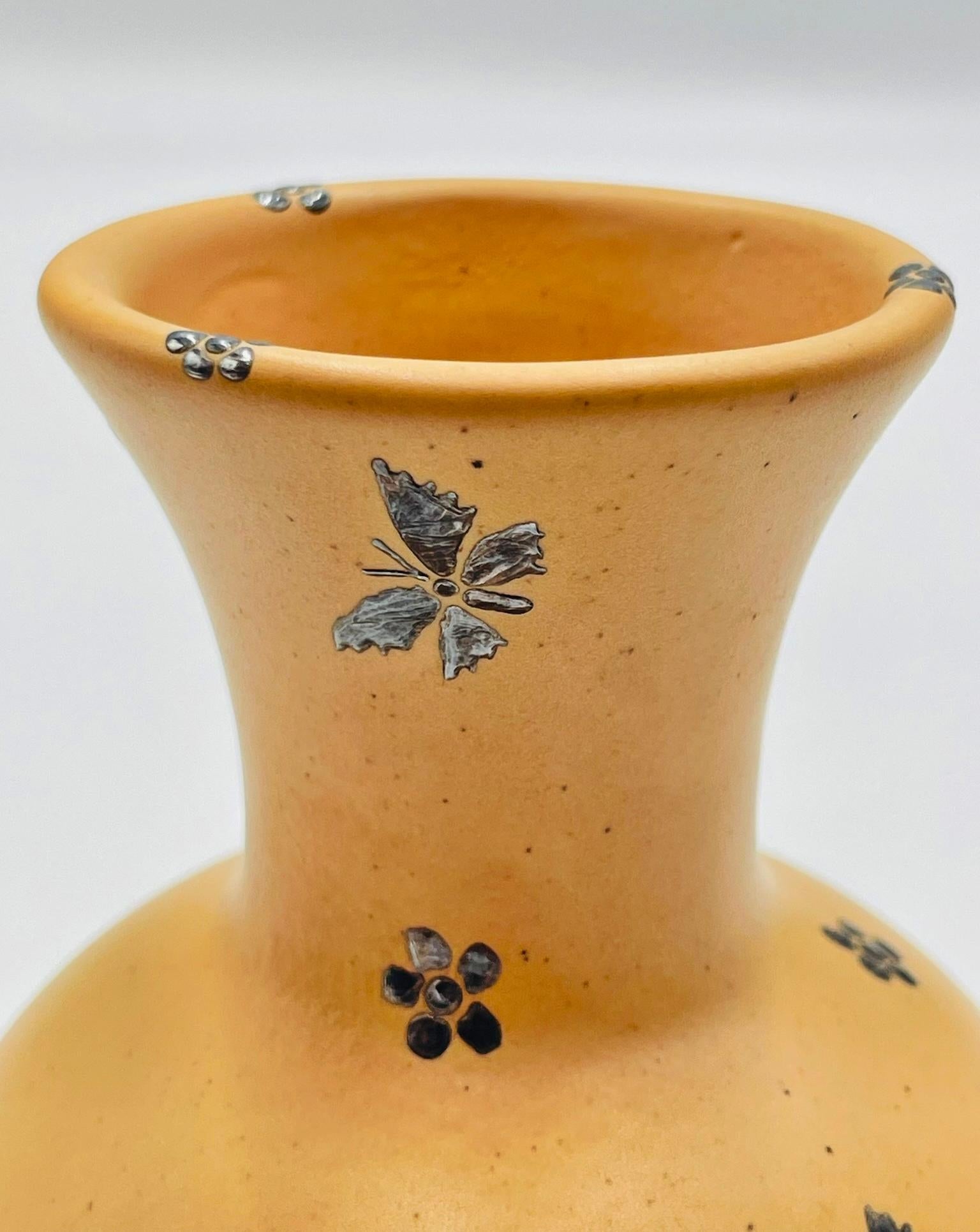 Emilia Castillo Vaso a farfalla in porcellana e argento, Messico 1998 in vendita 3