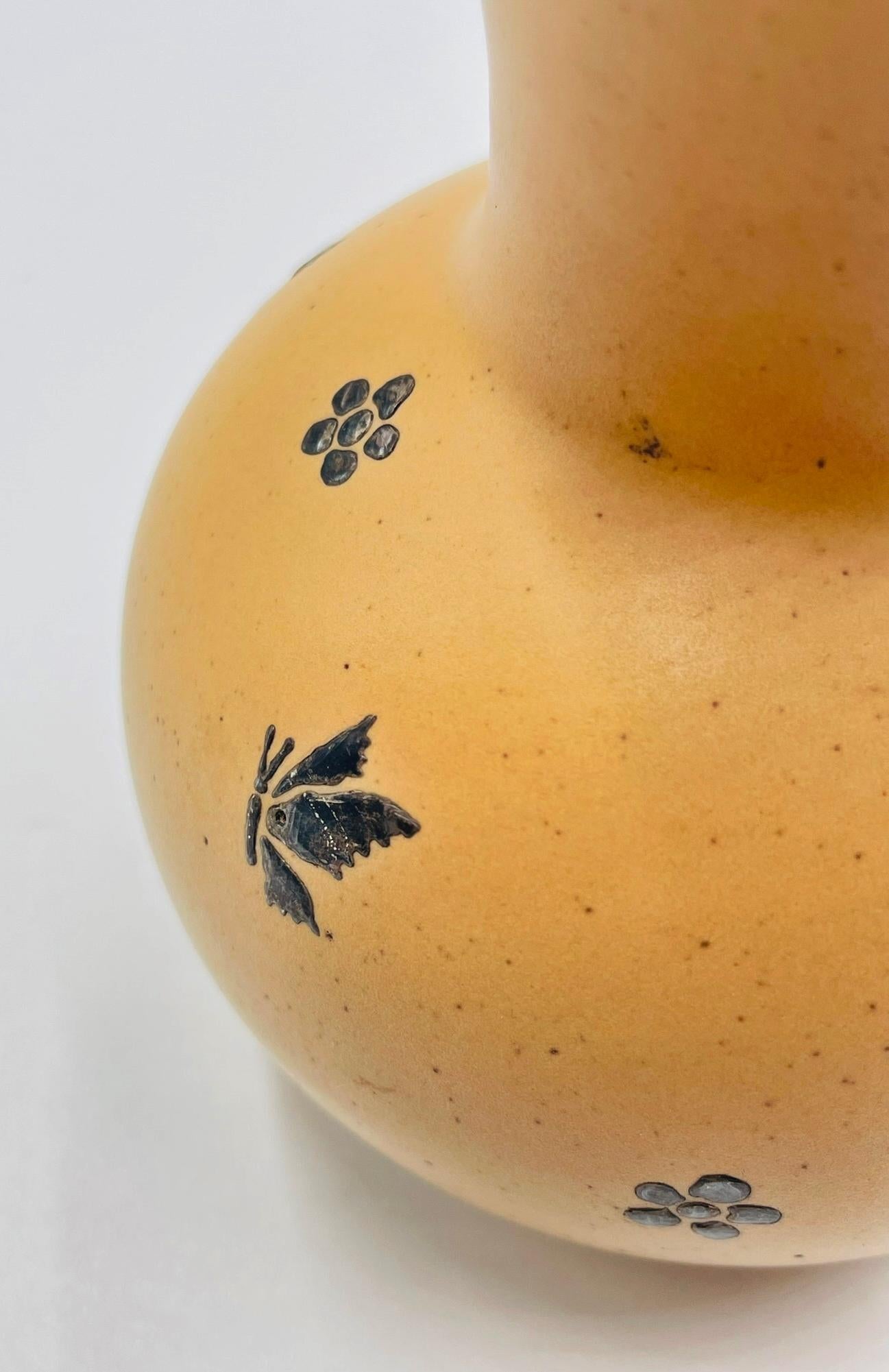 Emilia Castillo Vaso a farfalla in porcellana e argento, Messico 1998 in vendita 4