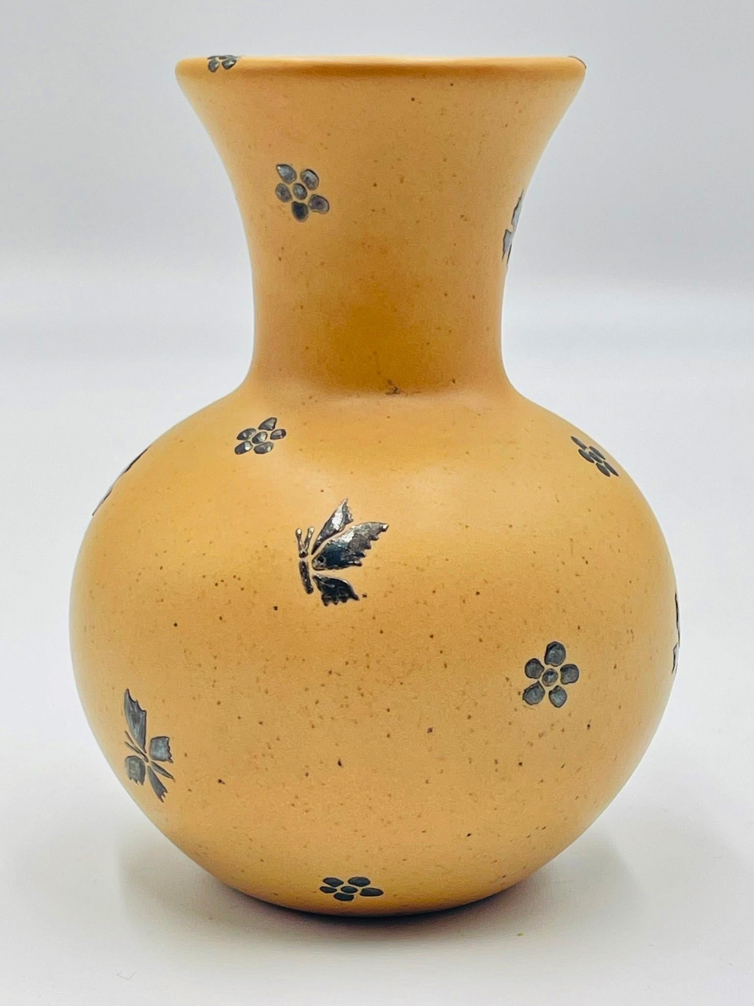 Fatto a mano Emilia Castillo Vaso a farfalla in porcellana e argento, Messico 1998 in vendita