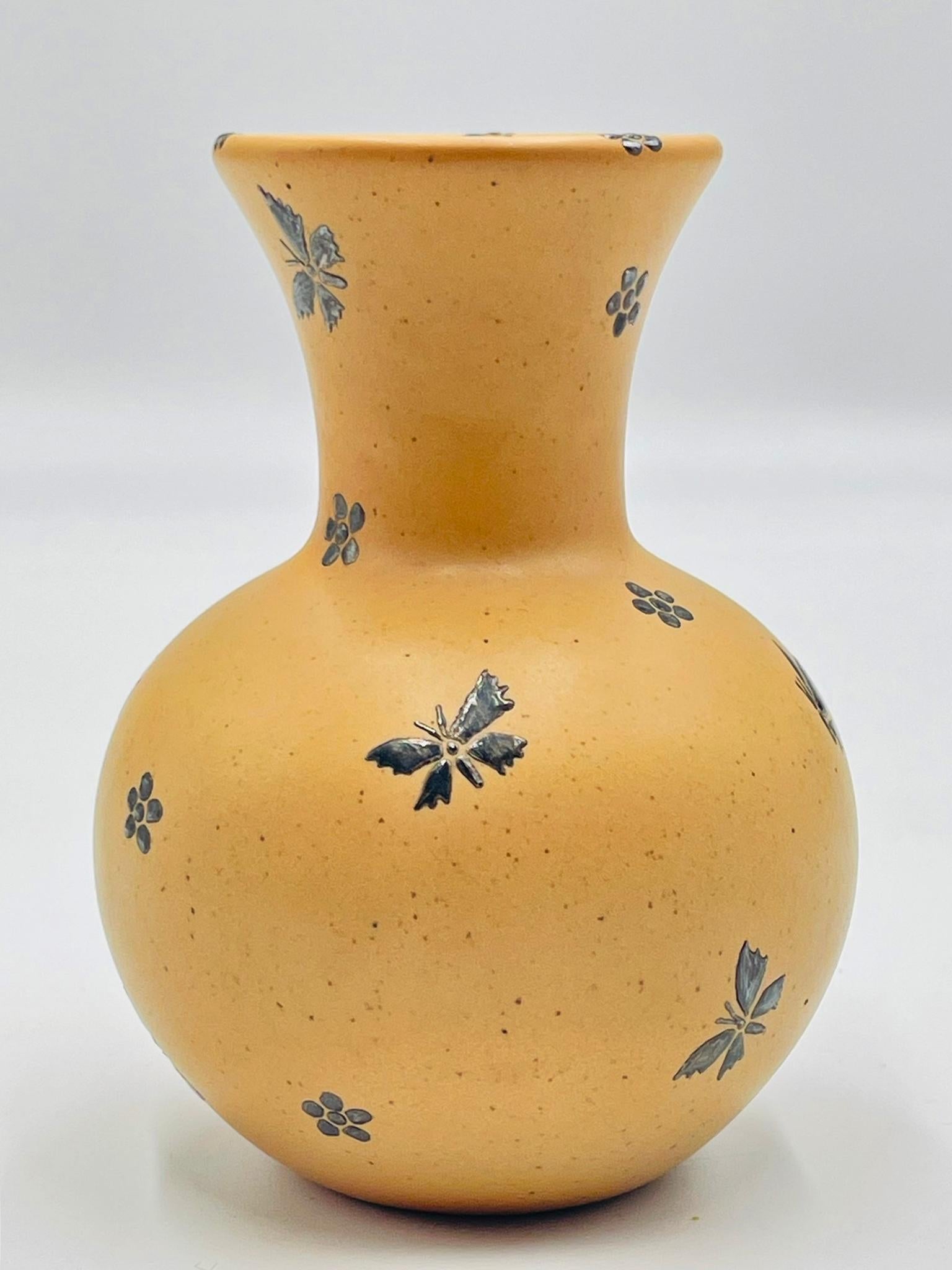 Fine XX secolo Emilia Castillo Vaso a farfalla in porcellana e argento, Messico 1998 in vendita