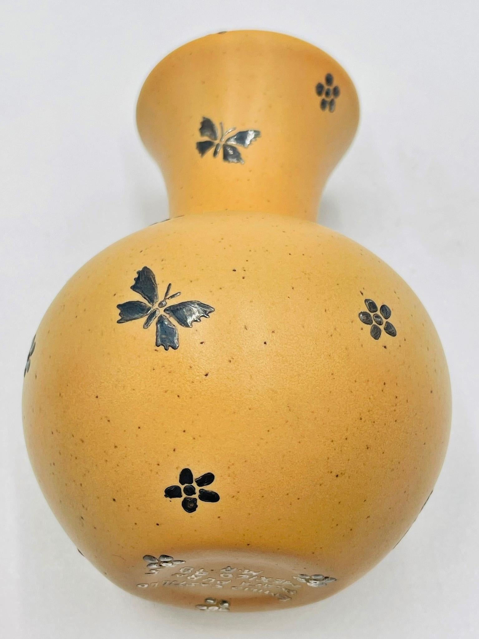 Emilia Castillo Vaso a farfalla in porcellana e argento, Messico 1998 in vendita 1