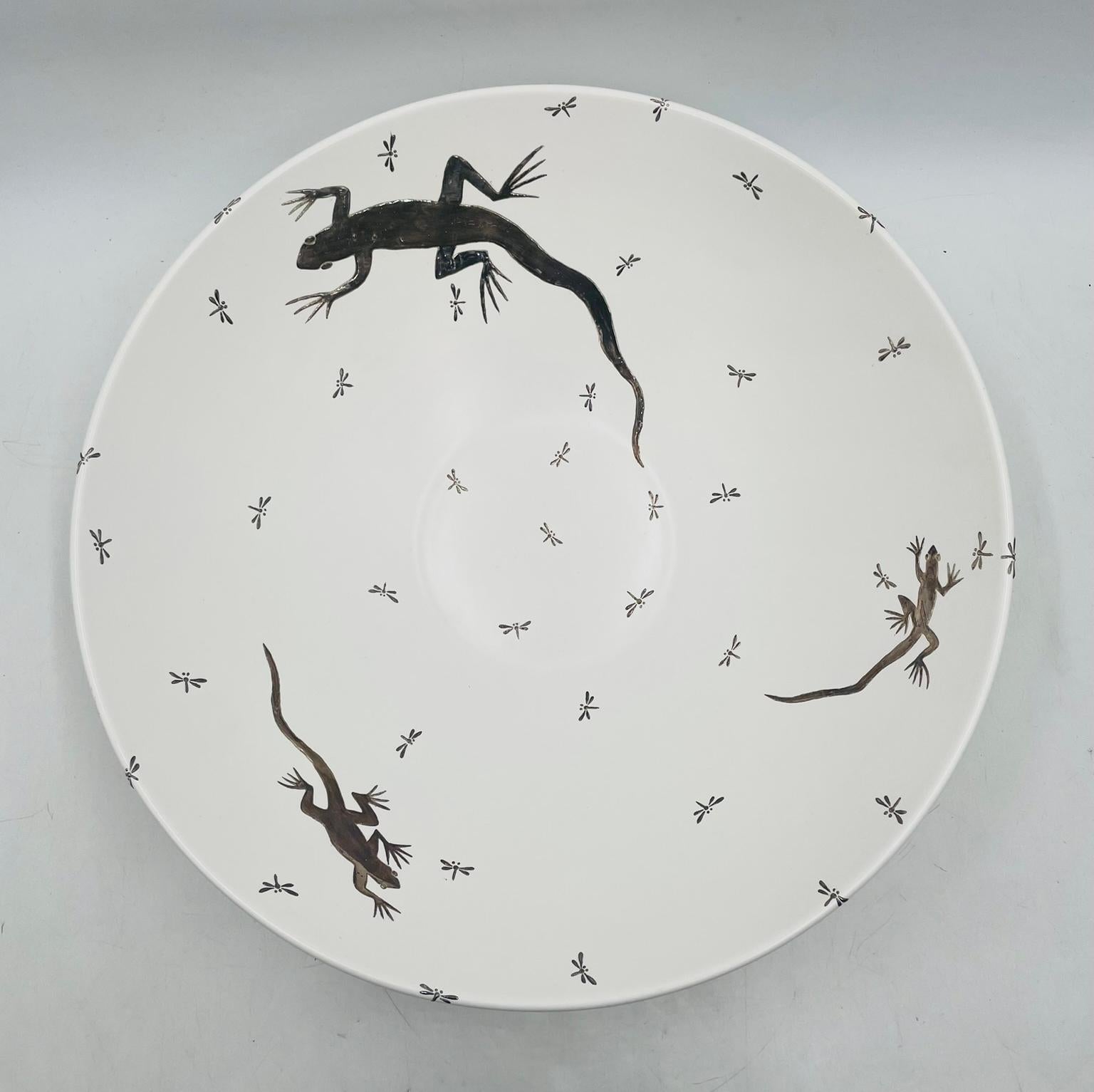 A large and visually captivating porcelain serving or decorative bowl designed and handcrafted by renowned Mexican artist Emilia Castillo in Taxco, Mexico. This striking piece is richly detailed with six silver inlaid lizards—three on the interior