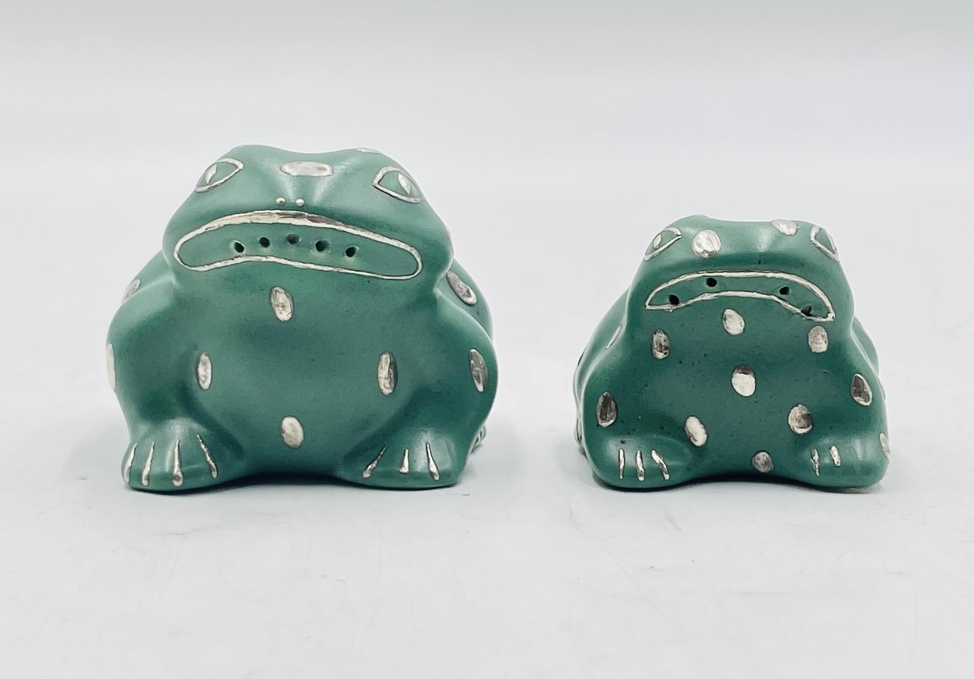 Emilia Castillo Reines Silber und Porzellan Frosch Salz- und Pfefferstreuer, Taxco 1998 (Organische Moderne) im Angebot