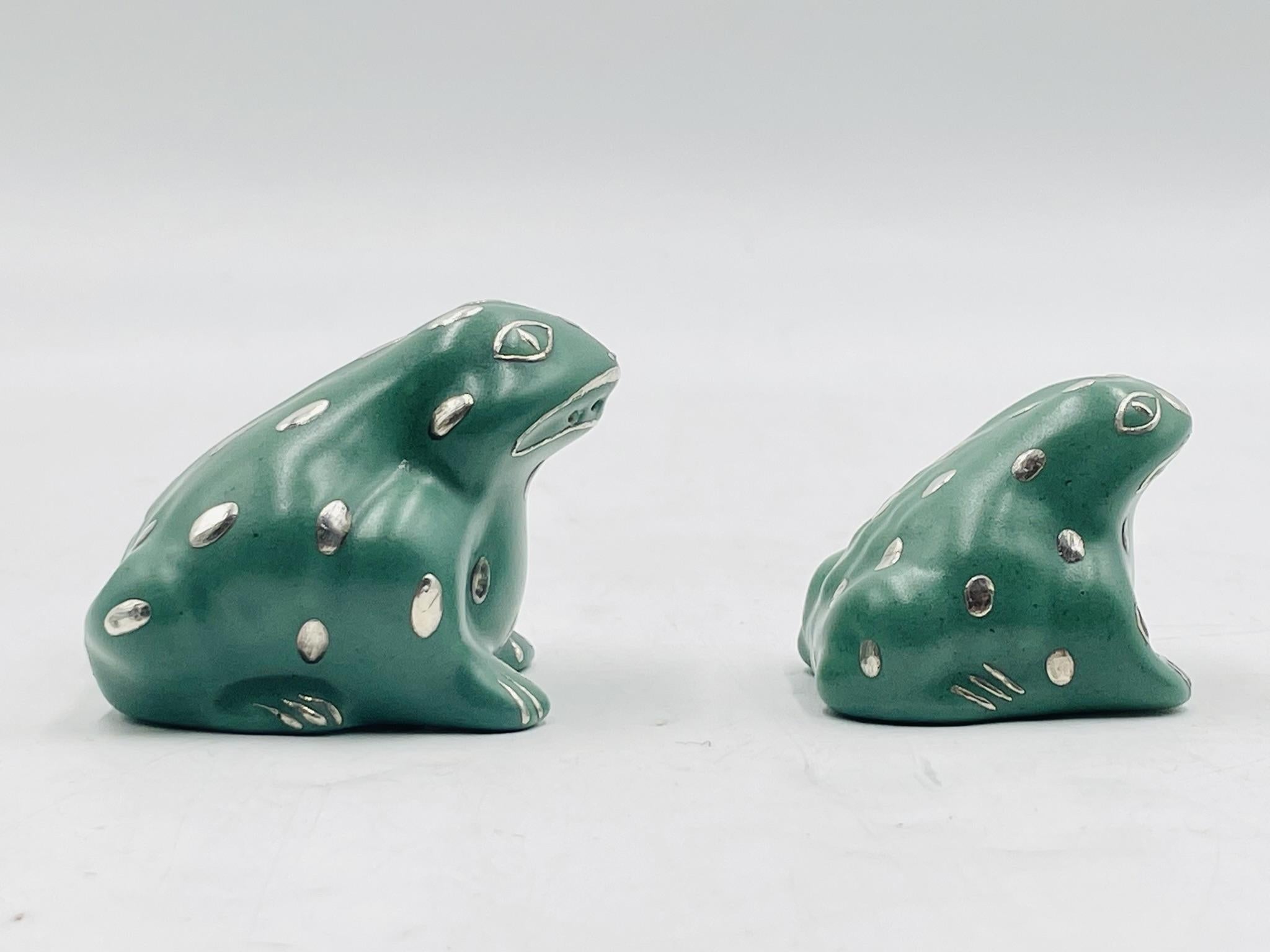 Emilia Castillo Reines Silber und Porzellan Frosch Salz- und Pfefferstreuer, Taxco 1998 (Handgefertigt) im Angebot