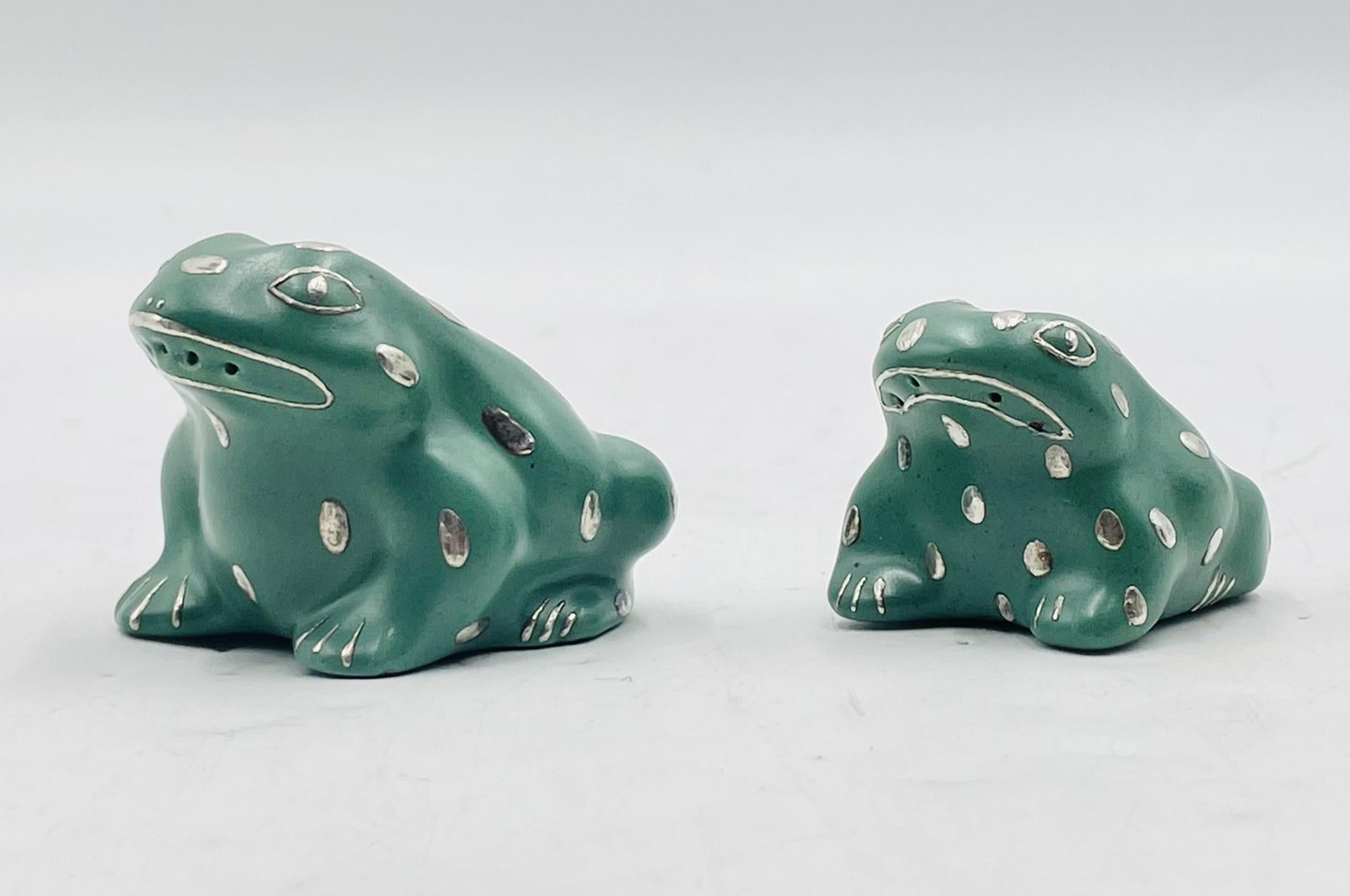 Emilia Castillo Reines Silber und Porzellan Frosch Salz- und Pfefferstreuer, Taxco 1998 (Ende des 20. Jahrhunderts) im Angebot