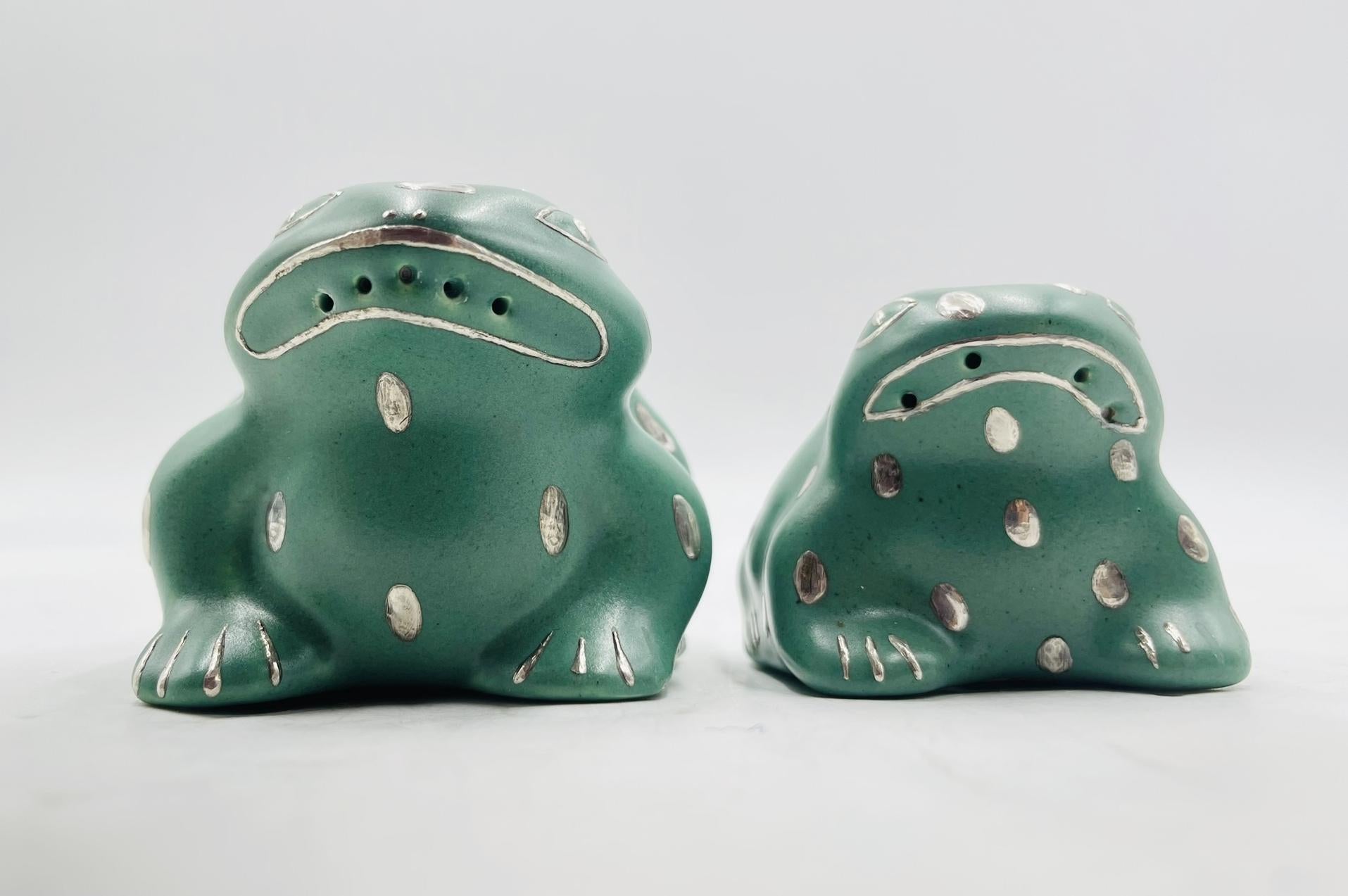 Emilia Castillo Reines Silber und Porzellan Frosch Salz- und Pfefferstreuer, Taxco 1998 im Angebot 1