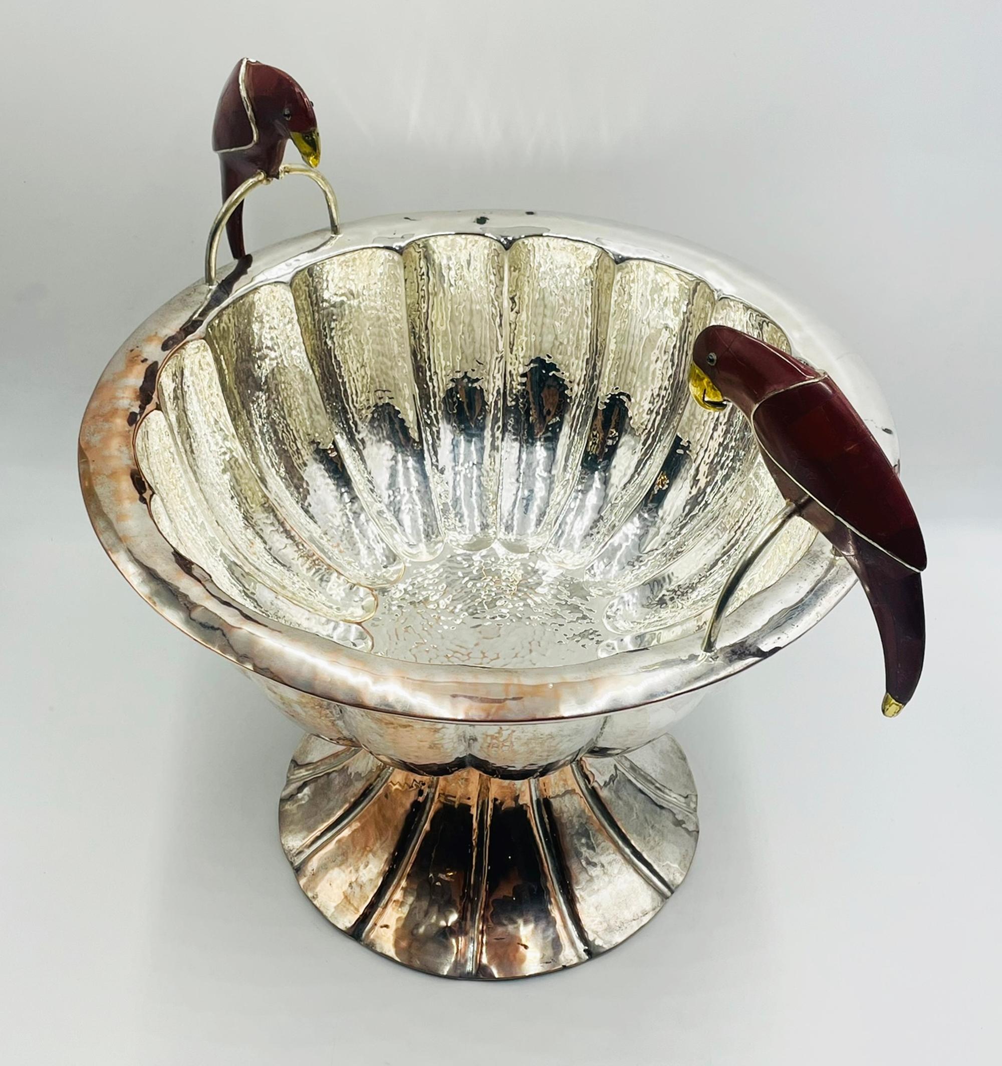 Emilia Castillo Skulpturale Schale mit Papagei aus Jaspis und Silberblech, Mexiko (Handgefertigt) im Angebot