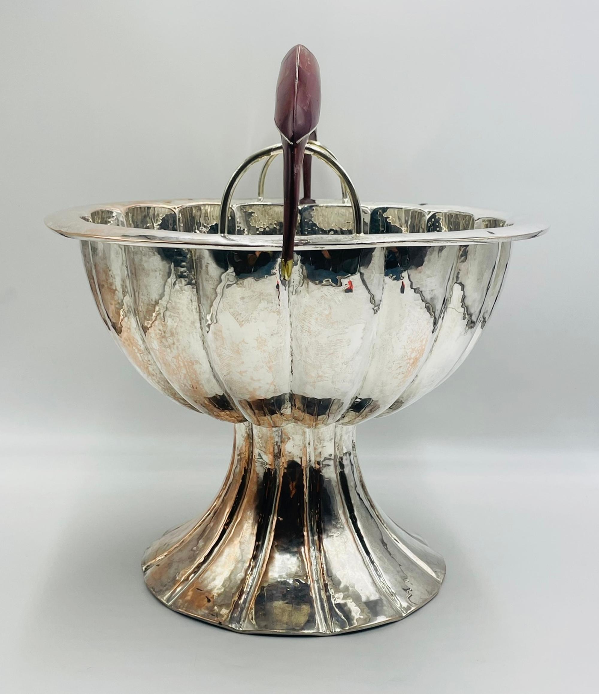 Emilia Castillo Skulpturale Schale mit Papagei aus Jaspis und Silberblech, Mexiko (Ende des 20. Jahrhunderts) im Angebot