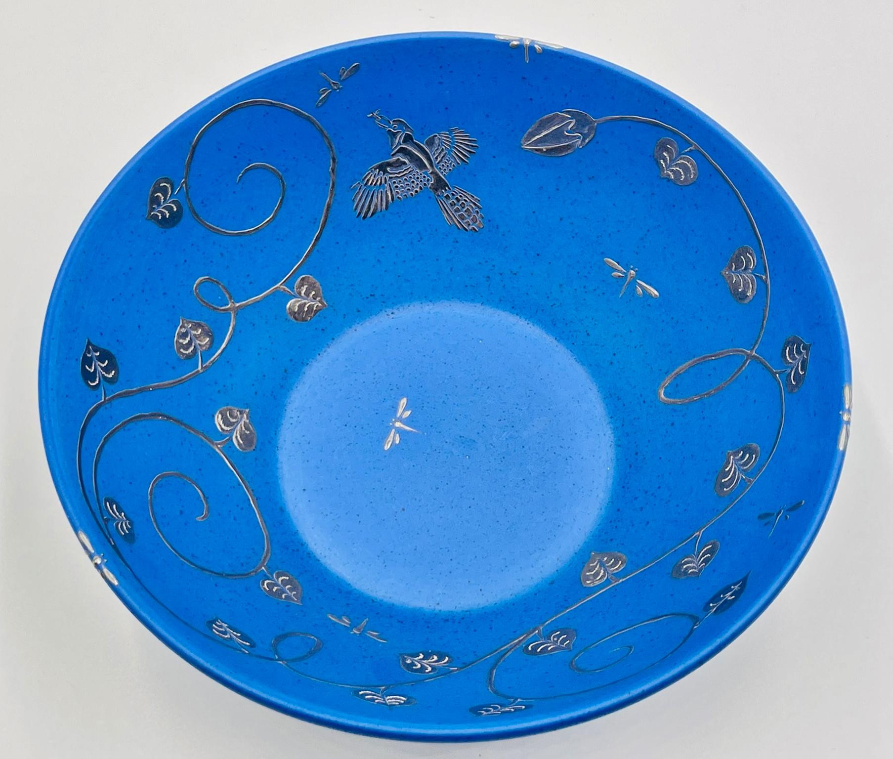 Elegante e ricca di dettagli ciotola in porcellana e argento puro progettata e realizzata a mano da Emilia Castillo a Taxco, in Messico, datata 1995 e contrassegnata da 